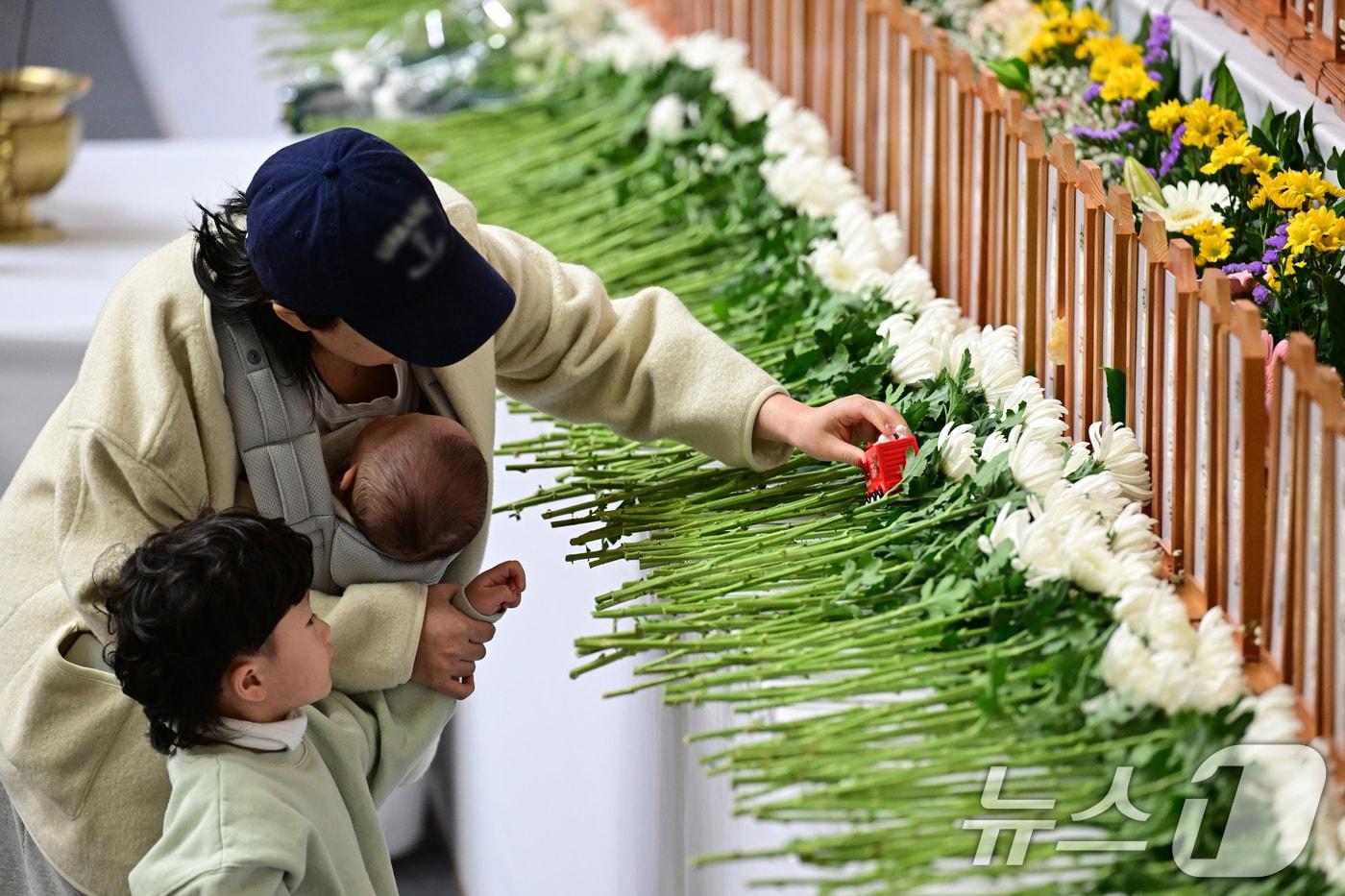 제주항공여객기참사 발생 이틀째인 30일 오후 전남 무안종합스포츠파크에 차려진 합동분향소에서 한 시민이 희생된 3세 아동을 위해 장난감을 위패 앞에 놓고있다. &#40;공동취재&#41; 2024.12.30/뉴스1 ⓒ News1 김민지 기자