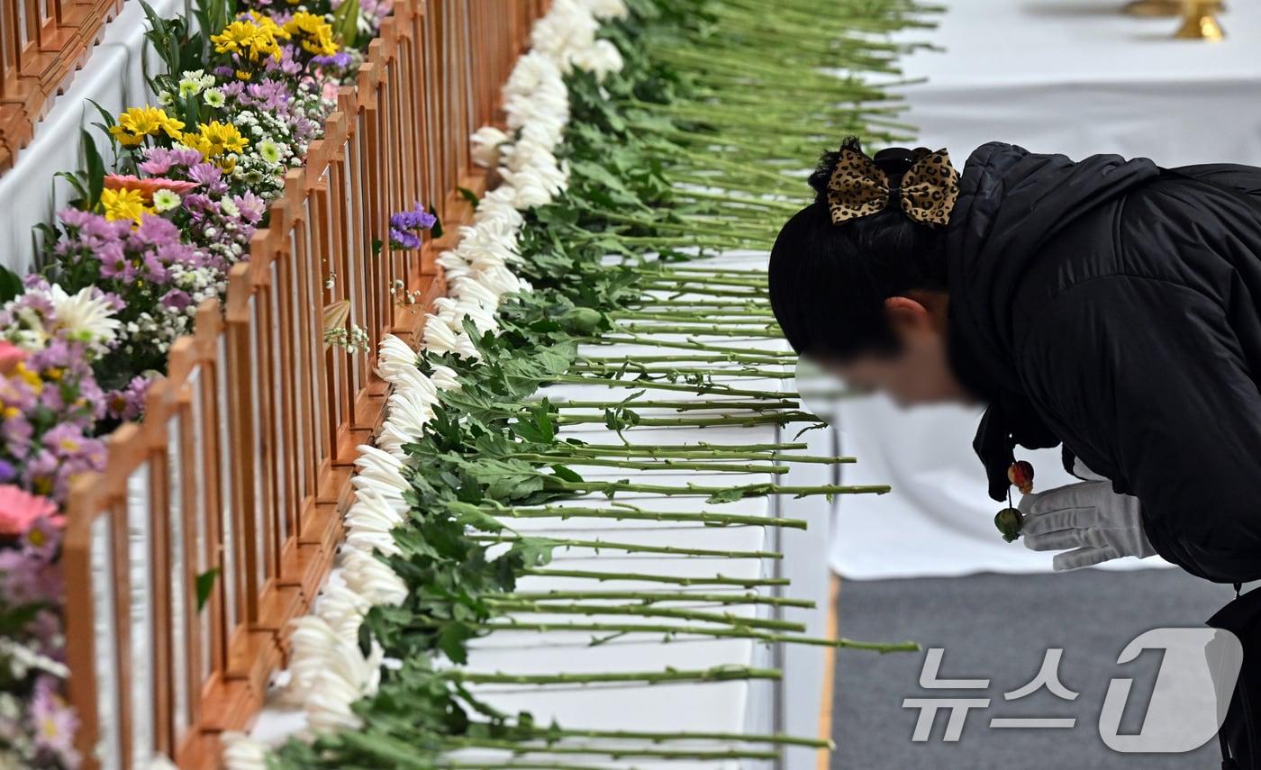 전남 무안국제공항 제주항공 여객기 참사 이틀째인 30일 오후 무안종합스포츠파크에 마련된 제주항공 여객기 사고 희생자 합동분향소에서 시민들이 고인들의 명복을 빌고 있다. &#40;공동취재&#41; 2024.12.30/뉴스1 ⓒ News1 김민지 기자