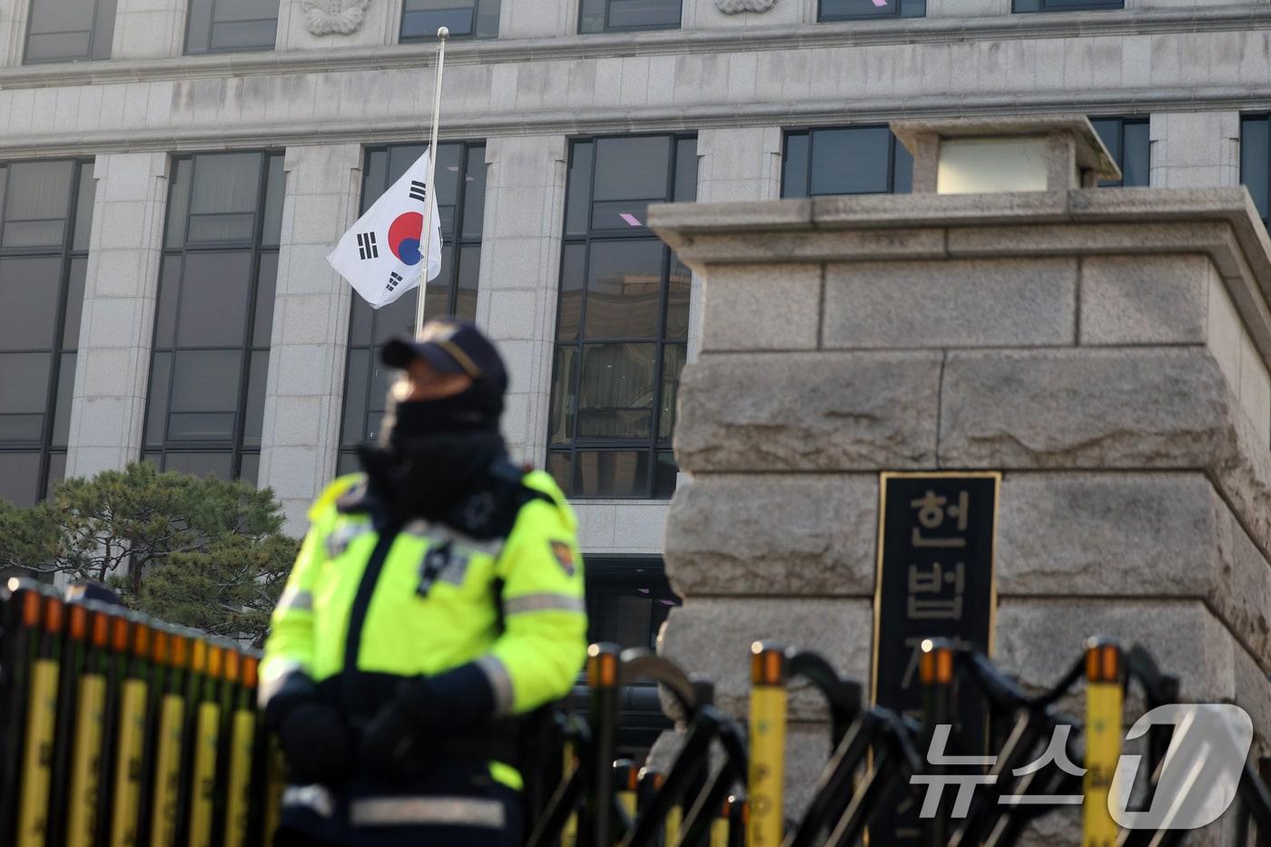 30일 서울 종로구 헌법재판소에 제주항공 여객기 참사 희생을 애도하는 조기가 걸려 있다. 2024.12.30/뉴스1 ⓒ News1 황기선 기자