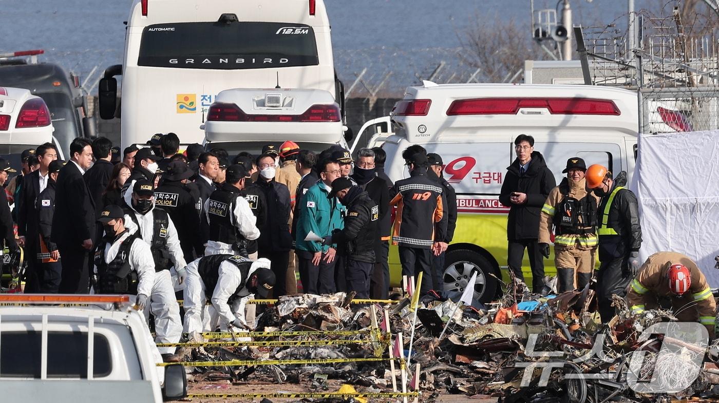 최상목 대통령 권한대행 부총리 겸 기획재정부 장관이 30일 전남 무안국제공항 제주항공 여객기 사고 현장을 찾아 소방대원들을 격려하고 있다. 2024.12.30/뉴스1 ⓒ News1 김성진 기자