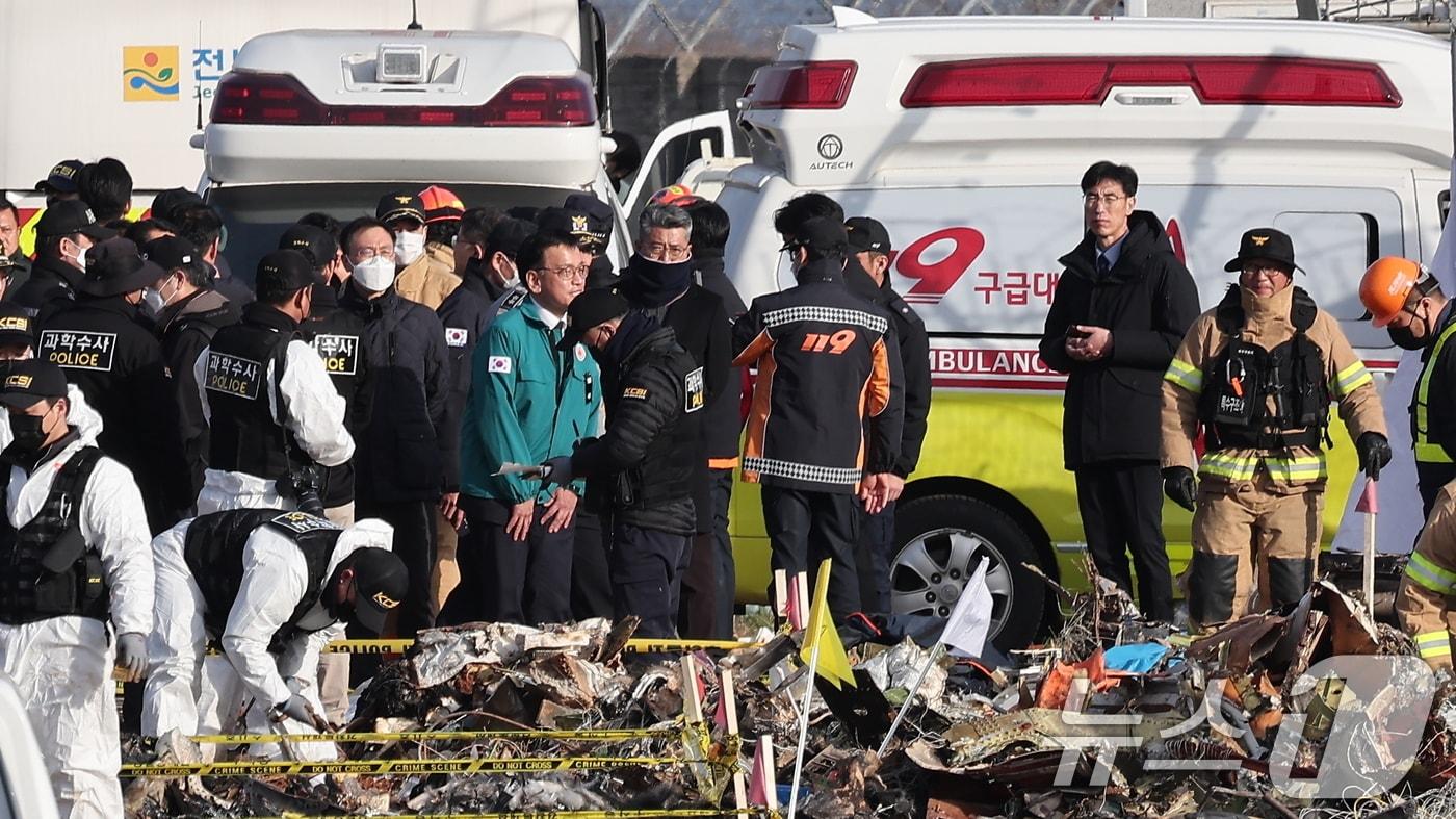 최상목 대통령 권한대행 부총리 겸 기획재정부 장관이 30일 전남 무안국제공항 제주항공 여객기 사고 현장을 찾아 소방대원들을 격려하고 있다. 2024.12.30/뉴스1 ⓒ News1 김성진 기자