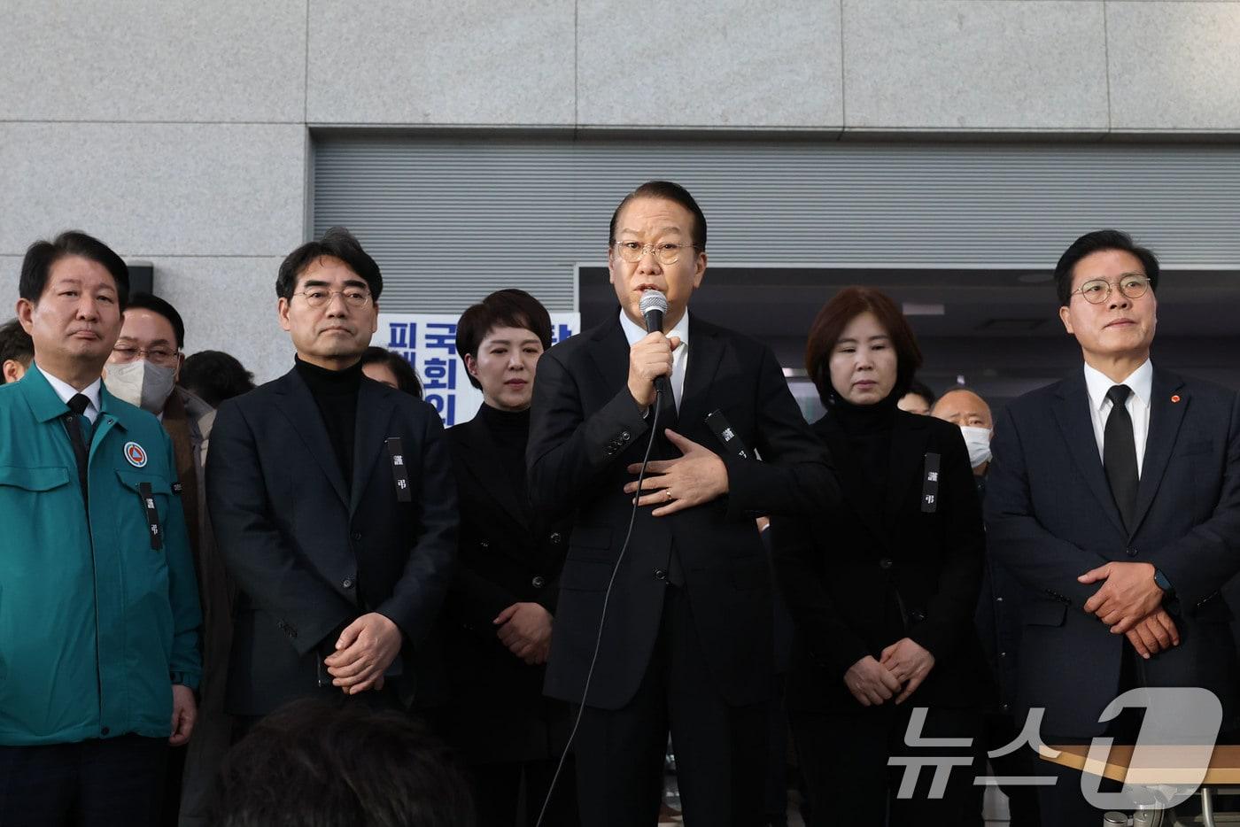 권영세 국민의힘 비상대책위원장이 30일 제주항공 여객기 참사가 일어난 전남 무안국제공항을 찾아 유가족을 위로하고 있다. &#40;공동취재&#41; 2024.12.30/뉴스1 ⓒ News1 김성진 기자