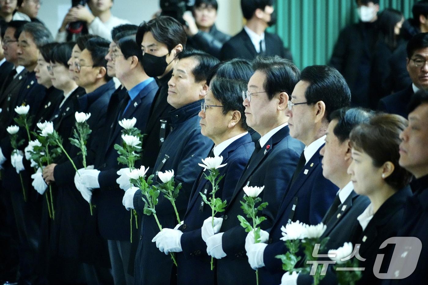 강기정 광주시장이 30일 오전 전남 무안군 무안종합스포츠파크에 마련된 ‘제주항공 여객기 참사 합동분향소’에서 이재명 더불어민주당 대표 등 민주당 지도부들과 함께 참배하고 있다.&#40;광주시 제공&#41;2024.12.30/뉴스1 ⓒ News1 박준배 기자