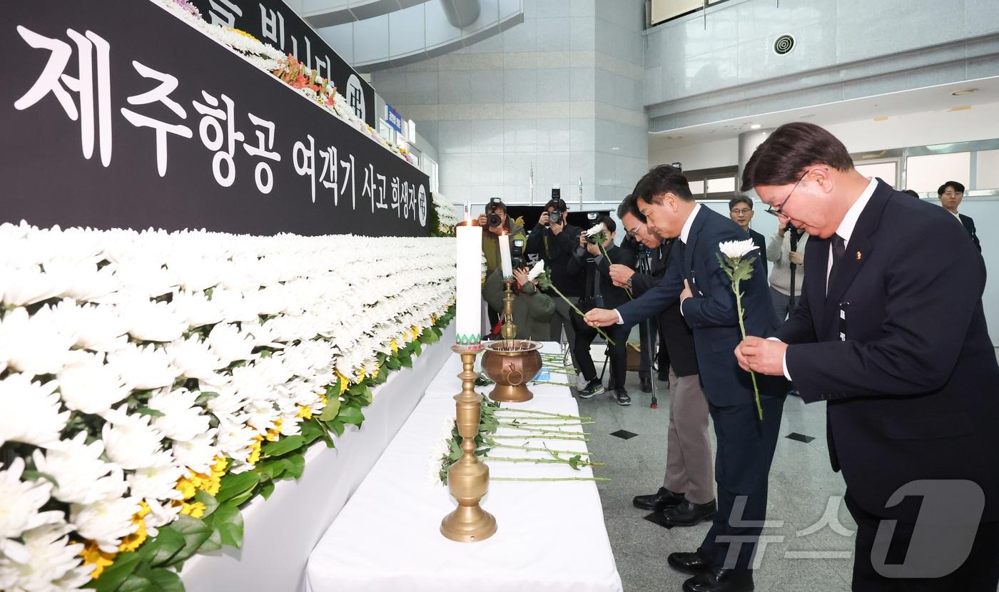 30일 김관영 전북자치도지사&#40;오른쪽 두번째&#41;가 전북도청사에 마련된 분양소에서 헌화를 하고 있다.&#40;전북도제공&#41;2024.12.30/뉴스1