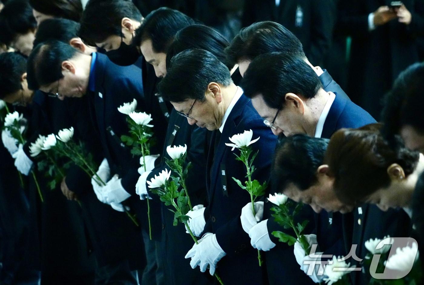 강기정 광주시장이 30일  ‘제주항공 여객기 참사 합동분향소’에서 참배 후 묵념을 하고 있다.&#40;광주시 제공&#41;2024.12.30/뉴스1 ⓒ News1 박준배 기자