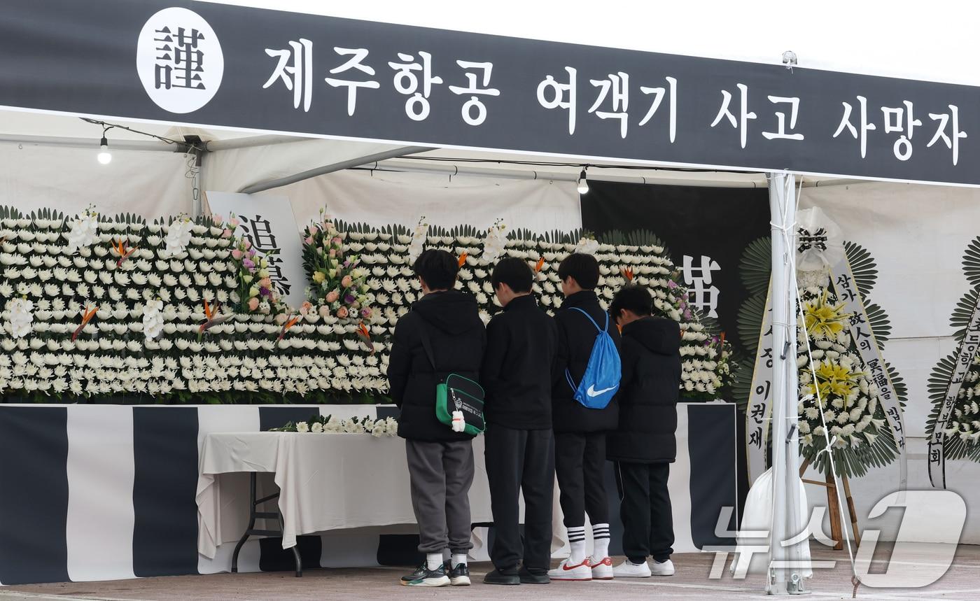 30일 오후 경기 오산시 오산시청 앞에 마련된 제주항공 여객기 사고 사망자 합동분향소에서 시민들이 조문을 하고 있다. 시에 따르면 이번 참사로 숨진 제주항공 승객 175명 가운데 4명이 부산동 거주 배모 씨와 자녀 3명으로 밝혀졌다. 이날 설치된 합동분향소는 애도 기간인 내년 1월4일까지 운영할 예정이다. 2024.12.30/뉴스1 ⓒ News1 김영운 기자