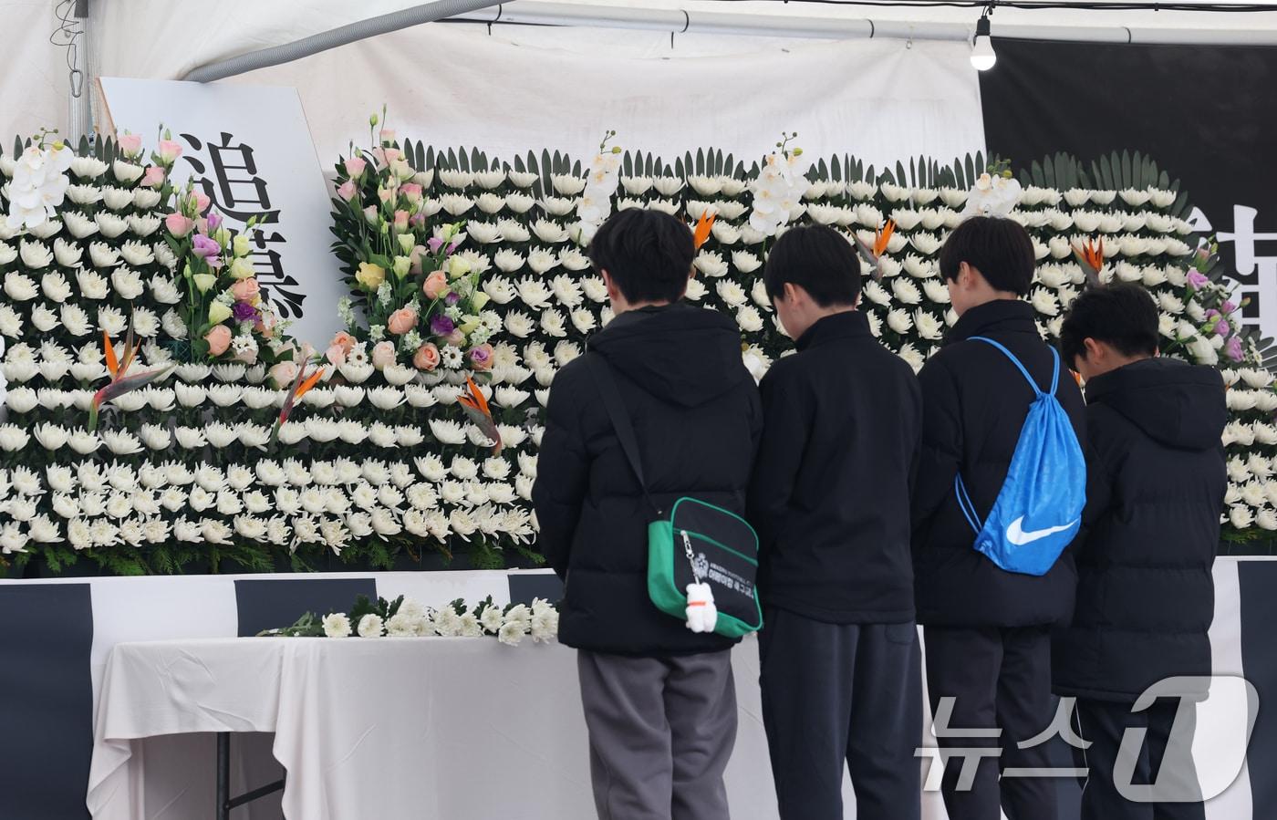 30일 오후 경기 오산시 오산시청 앞에 마련된 제주항공 여객기 사고 사망자 합동분향소에서 시민들이 조문을 하고 있다. 시에 따르면 이번 참사로 숨진 제주항공 승객 175명 가운데 4명이 부산동 거주 배모 씨와 자녀 3명으로 밝혀졌다. 이날 설치된 합동분향소는 애도 기간인 내년 1월4일까지 운영할 예정이다. 2024.12.30/뉴스1 ⓒ News1 김영운 기자