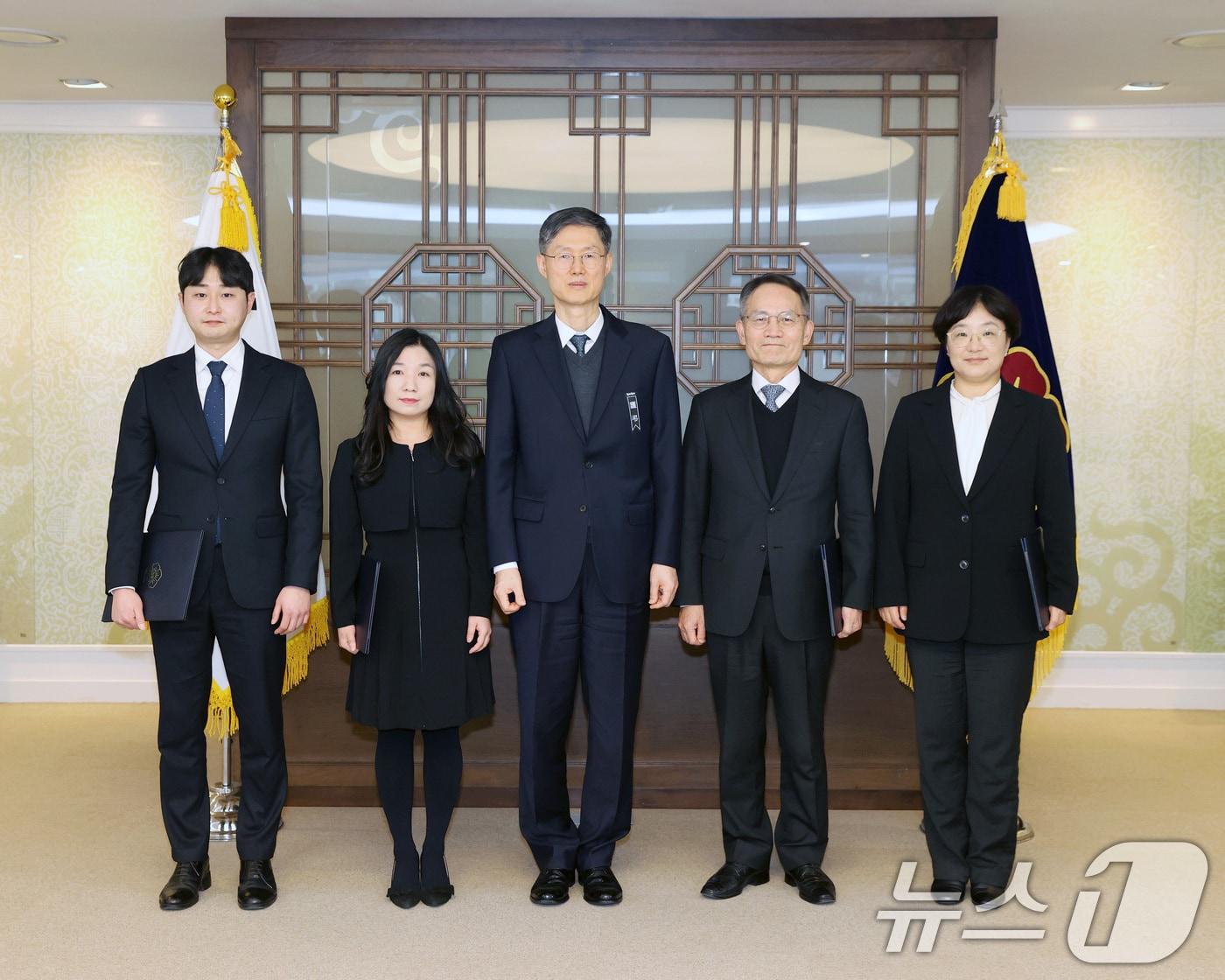 30일 오후 서울 종로구 헌법재판소에서 열린 &#39;2024년 헌법재판소 모범국선대리인 표창장 수여식&#39;에서 문형배 헌법재판소장 권한대행이 시상 후 기념촬영을 하고 있다. 왼쪽부터 김대현 변호사, 유현경 변호사, 문 권한대행, 한위수 변호사, 최수진 변호사.&#40;헌법재판소 제공&#41; 2024.12.30/뉴스1