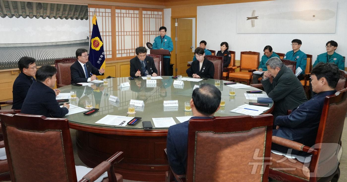 30일 전북자치도의회가 의장실에서 무안 제주항공 참사와 관련해 긴급 대책회의를 갖고 지원 방안을 논의하고 있다.&#40;의회제공&#41;2024.12.30/뉴스1