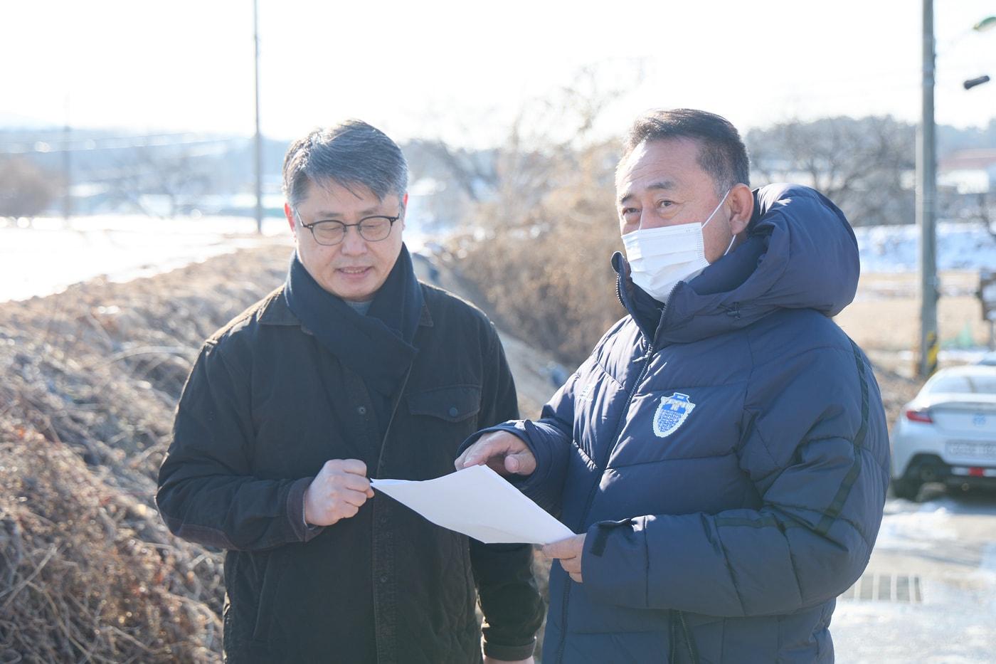 이충우 경기 여주시장&#40;사진 오른쪽&#41;이 관내 가금농장을 둘러보며 방역조치 상황을 살피고 있다.&#40;여주시 제공&#41;/뉴스1 