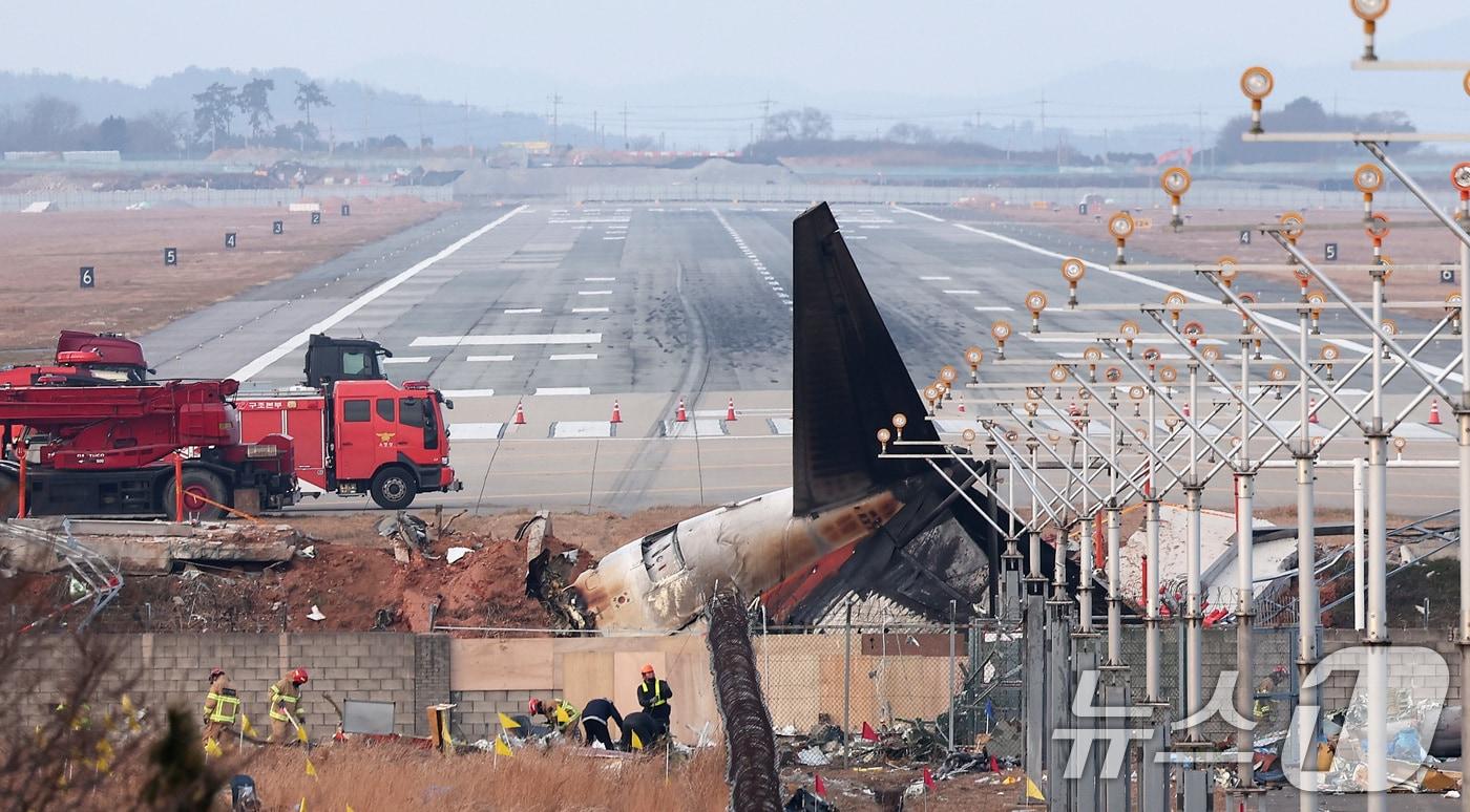 30일 전남 무안군 무안국제공항 활주로에 전날 동체 착륙을 시도하다 충돌 후 폭발한 제주항공 여객기의 흔적과 잔해가 남아 있다. 2024.12.30/뉴스1 ⓒ News1 김성진 기자