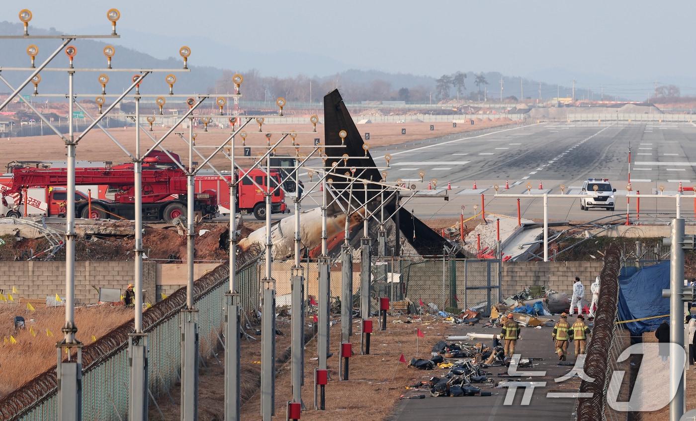 30일 전남 무안군 무안국제공항 활주로에 전날 동체 착륙을 시도하다 충돌 후 폭발한 제주항공 여객기의 흔적과 잔해가 남아 있다. 2024.12.30/뉴스1 ⓒ News1 김성진 기자