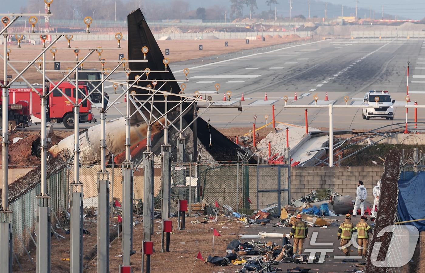 30일 전남 무안군 무안국제공항 활주로에 전날 동체 착륙을 시도하다 충돌 후 폭발한 제주항공 여객기의 흔적과 잔해가 남아 있다. 2024.12.30/뉴스1 ⓒ News1 김성진 기자