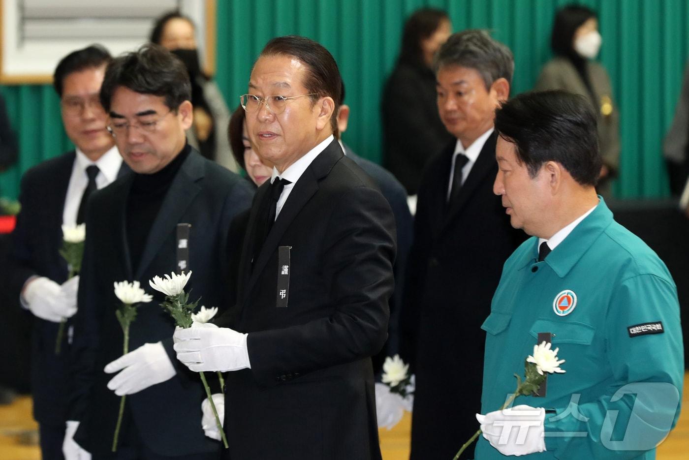 권영세 국민의힘 비상대책위원장과 소속 의원들이 30일 오후 전남 무안군 무안종합스포츠파크에 마련된 제주항공 여객기 사고 희생자 합동분향소에서 조문을 하고 있다. &#40;공동취재&#41; 2024.12.30/뉴스1 ⓒ News1 김민지 기자