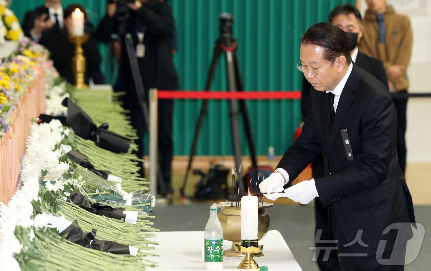 권영세 국민의힘 비상대책위원장이 30일 오후 전남 무안군 무안종합스포츠파크에 마련된 제주항공 여객기 사고 희생자 합동분향소에서 조문을 하고 있다. &#40;공동취재&#41; 2024.12.30 ⓒ News1 김민지 기자