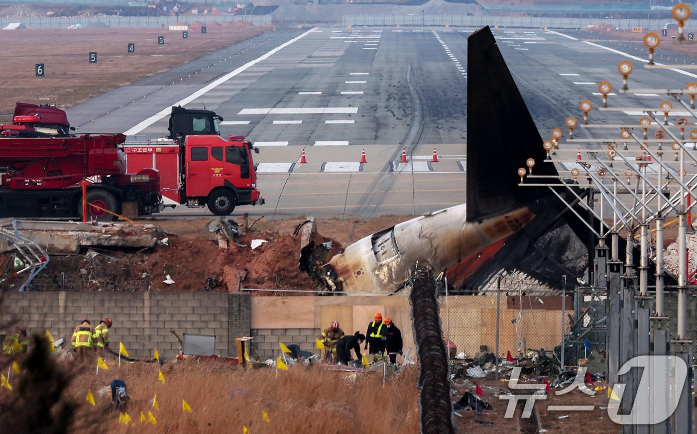 30일 전남 무안군 무안국제공항 활주로에 전날 동체 착륙을 시도하다 충돌 후 폭발한 제주항공 여객기의 흔적과 잔해가 남아 있다. 2024.12.30/뉴스1 ⓒ News1 김성진 기자