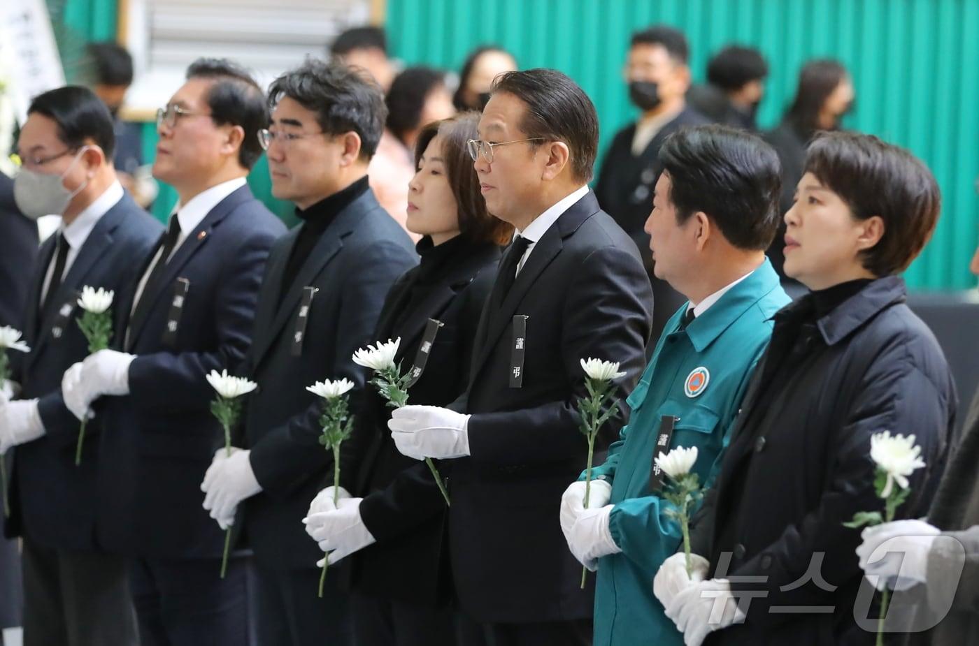 권영세 국민의힘 비상대책위원장이 30일 오후 전남 무안군 무안종합스포츠파크에 마련된 제주항공 여객기 사고 희생자 합동분향소에서 조문을 하고 있다. &#40;공동취재&#41; 2024.12.30 ⓒ News1 김민지 기자