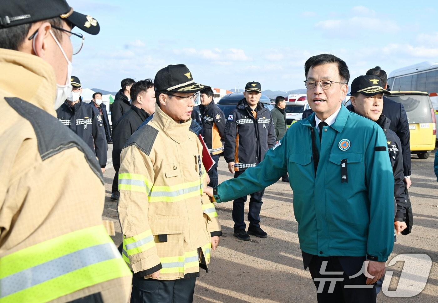 최상목 대통령 권한대행 부총리 겸 기획재정부 장관이 30일 전남 무안공항 제주항공 여객기 사고 현장에서 구조대원들을 격려하고 있다. &#40;기획재정부 제공&#41; 2024.12.30/뉴스1