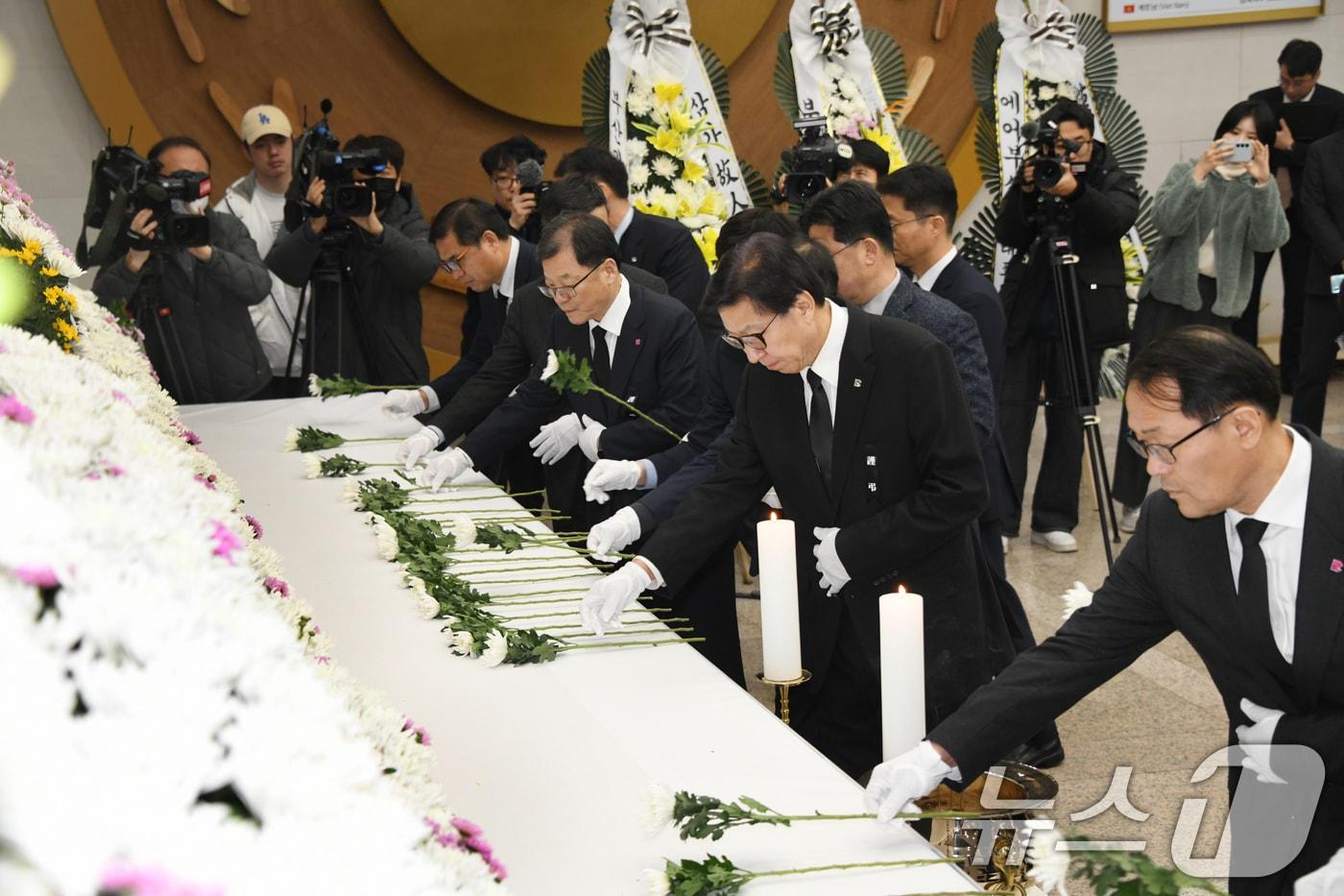 30일 오후 부산 연제구 부산시청 로비에 마련된 제주항공 여객기 사고 희생자 합동분향소에서 박형준 부산시장과 시 간부들이 헌화하고 있다. &#40;부산시 제공&#41; 2024.12.30/뉴스1 ⓒ News1 윤일지 기자