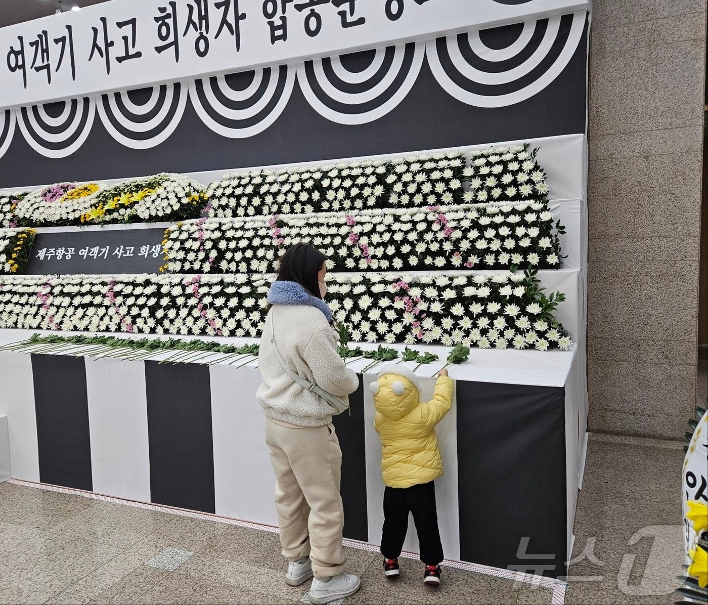 30일 오후 부산 연제구 부산시청 로비에 마련된 제주항공 여객기 사고 희생자 합동분향소에서 한 시민이 기도를 하고 있다. 2024.12.30 /뉴스1 ⓒ News1 조아서 기자 