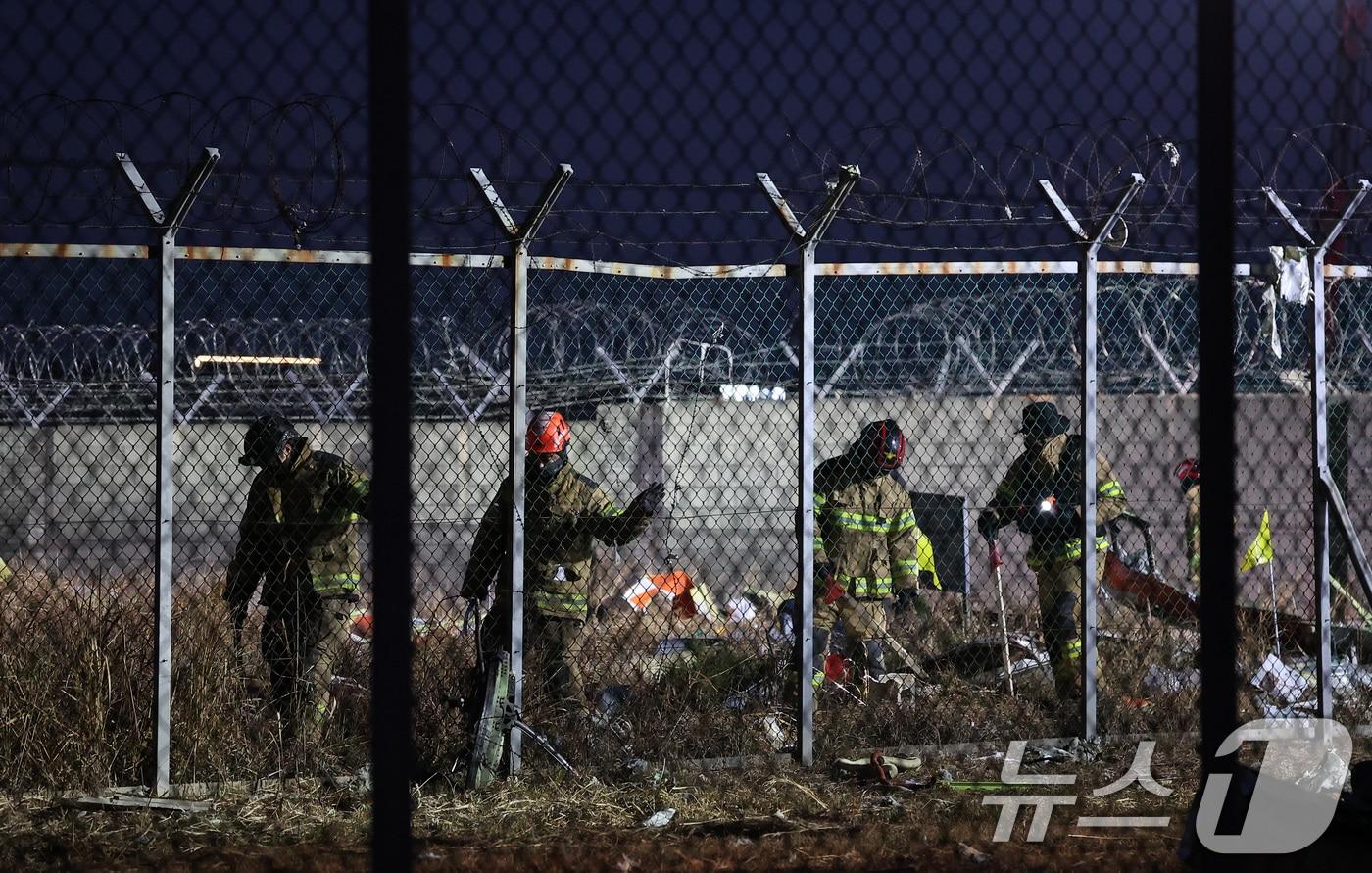 30일 오전 전남 무안국제공항 제주항공 여객기 참사 현장에서 소방대원들이 유류품 수색 작업을 하고 있다. 2024.12.30/뉴스1 ⓒ News1 김성진 기자