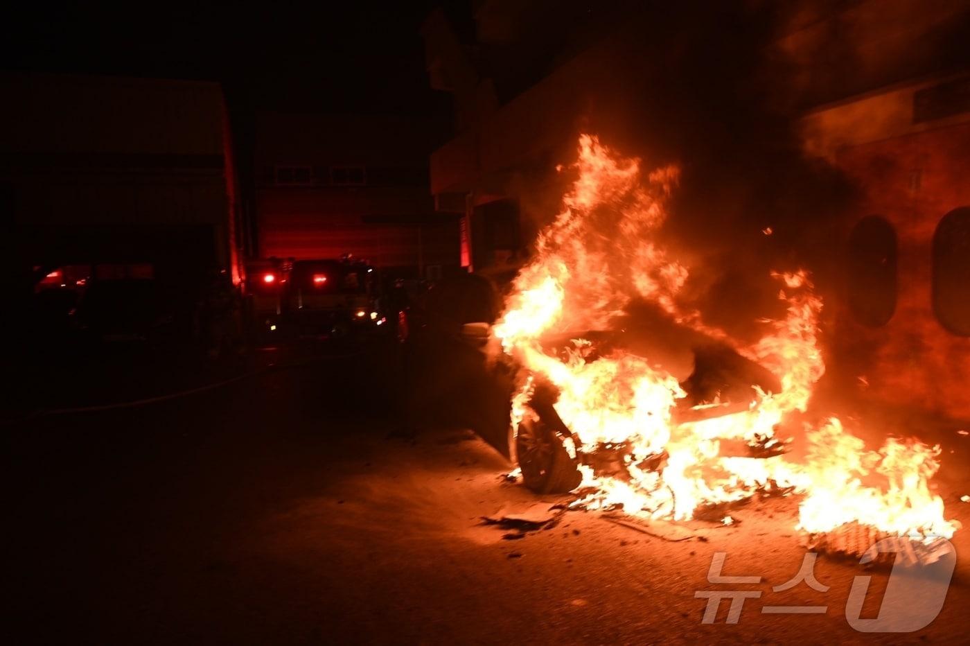 30일 오후 10시2분쯤 대구 서구 중리동의 정비공장에 입고된 차량에서 불이 났다.&#40;대구소방안전본부 제공&#41;