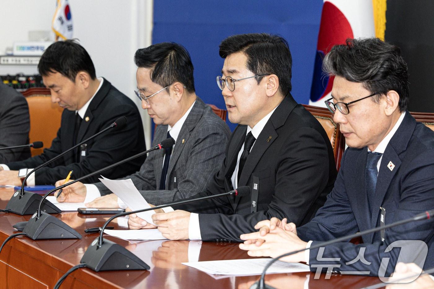 박찬대 더불어민주당 원내대표가 31일 오전 서울 여의도 국회에서 열린 원내대책회의에서 발언을 하고 있다. 2024.12.31/뉴스1 ⓒ News1 이재명 기자