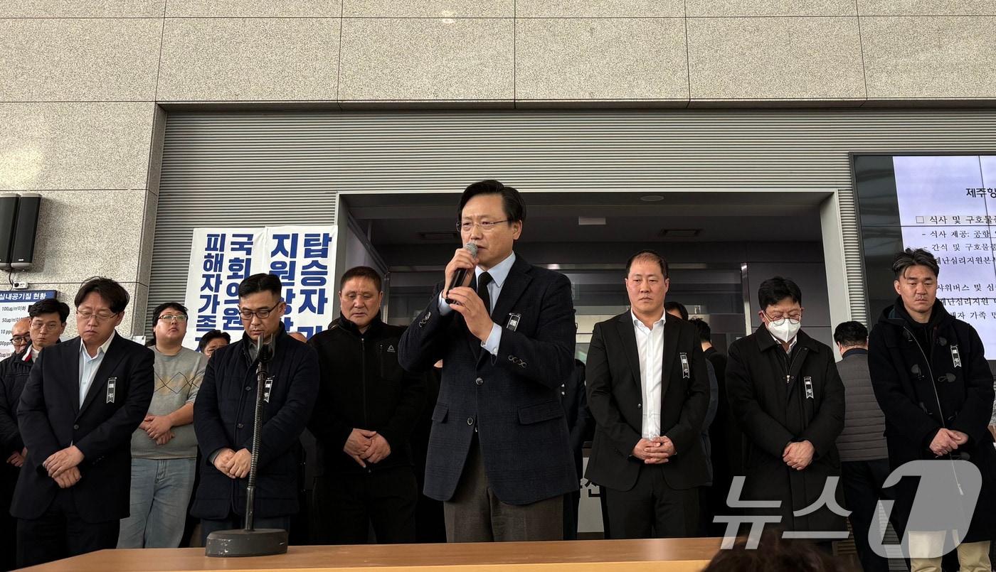 31일 오전 김이배 제주항공 대표가 무안국제공항을 찾아 여객기 사고 유족 앞에서 사과하고 있다.2024.12.31/뉴스1 ⓒ News1 박지현 기자