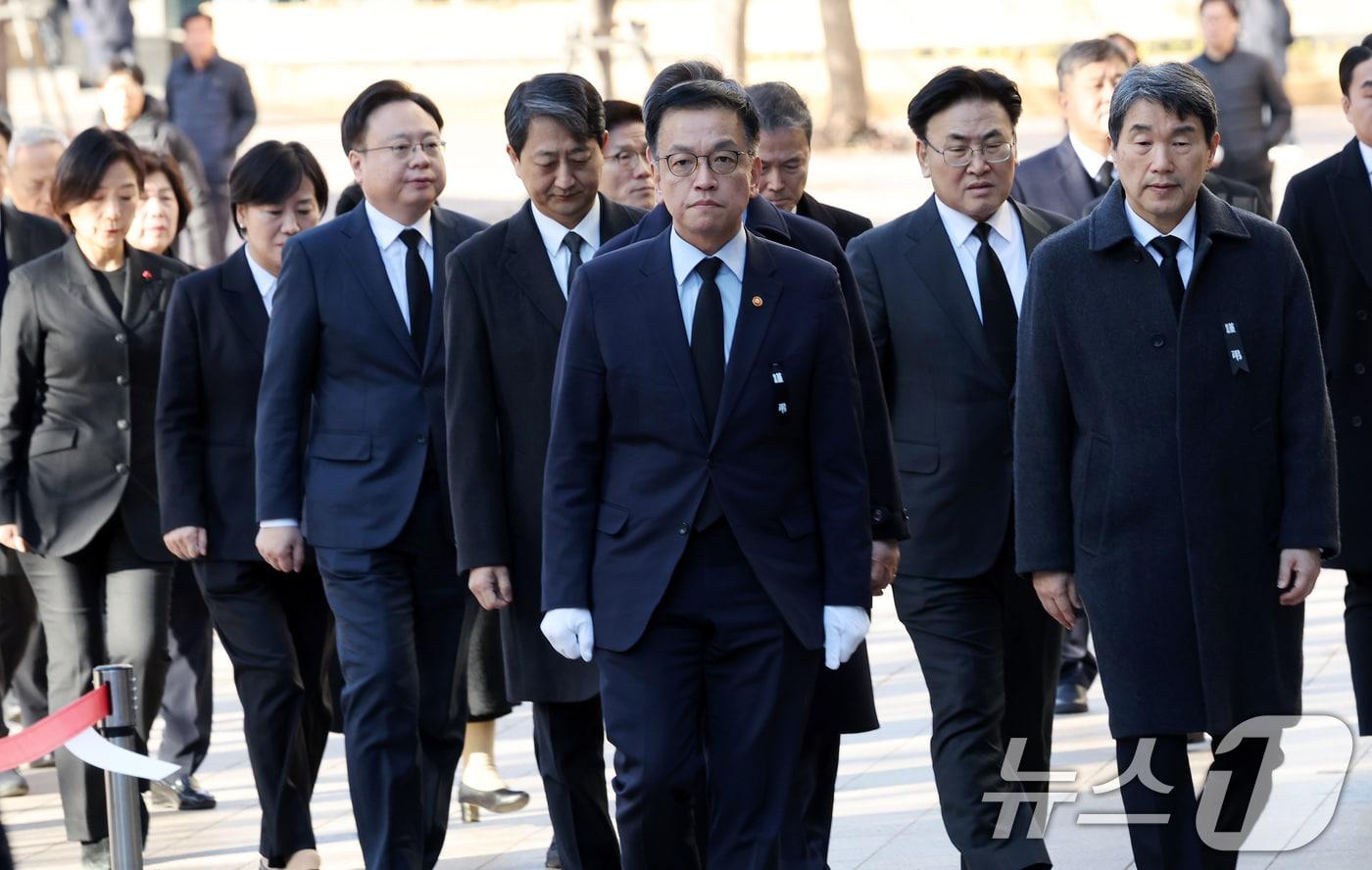 최상목 대통령 권한대행 부총리 겸 기획재정부 장관을 비롯한 국무위원들이 31일 오전 서울시청 본관 앞에 마련된 제주항공 여객기 희생자 합동분향소를 찾아 헌화하기 위해 이동하고 있다. 2024.12.31/뉴스1 ⓒ News1 이동해 기자