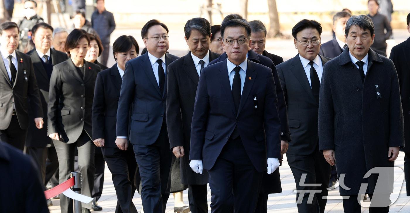 최상목 대통령 권한대행 부총리 겸 기획재정부 장관을 비롯한 국무위원들이 31일 오전 서울시청 본관 앞에 마련된 제주항공 여객기 희생자 합동분향소를 찾아 헌화하기 위해 이동하고 있다. 2024.12.31/뉴스1 ⓒ News1 이동해 기자