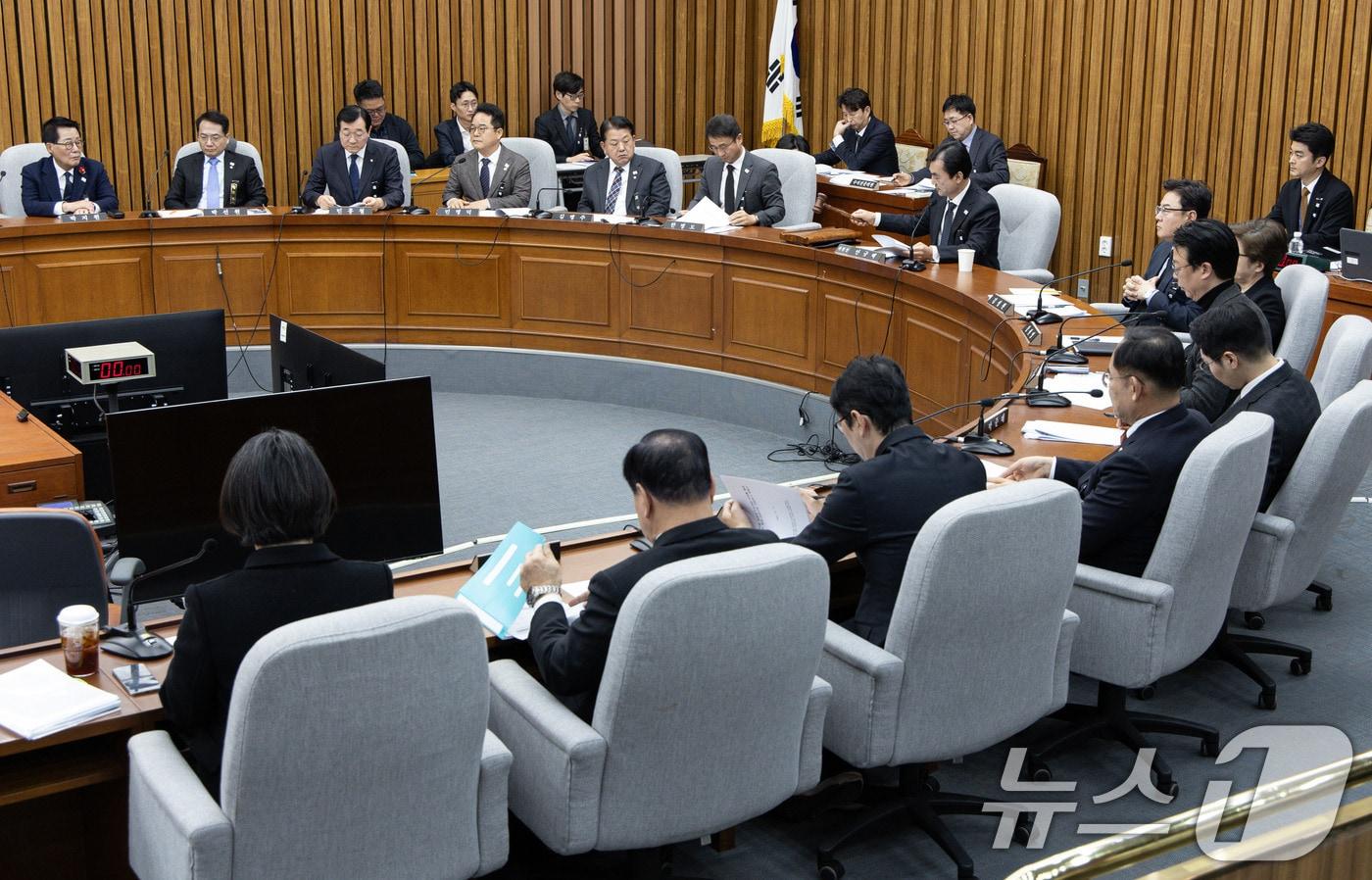 안규백 윤석열 정부의 위헌·무효 비상계엄 선포를 통한 내란행위의 진상규명을 위한 국정조사특별위원회&#40;국정조사특위&#41; 위원장이 31일 오전 서울 여의도 국회에서 열린 국정조사특위 1차 전체회의에서 의사봉을 두드리고 있다. 2024.12.31/뉴스1 ⓒ News1 이재명 기자