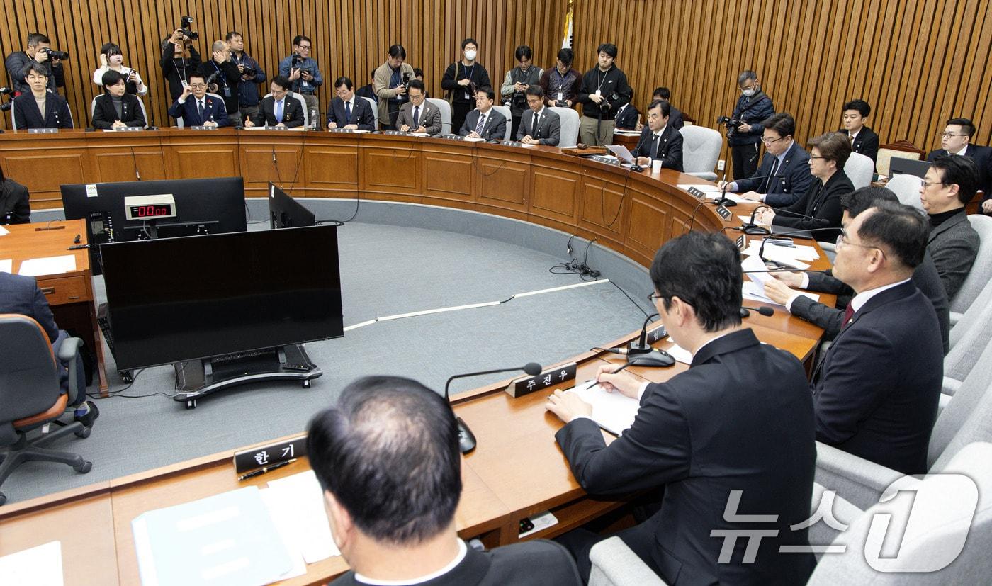 안규백 윤석열 정부의 위헌·무효 비상계엄 선포를 통한 내란행위의 진상규명을 위한 국정조사특별위원회&#40;국정조사특위&#41; 위원장이 31일 오전 서울 여의도 국회에서 열린 국정조사특위 1차 전체회의에서 발언을 하고 있다. 2024.12.31/뉴스1 ⓒ News1 이재명 기자