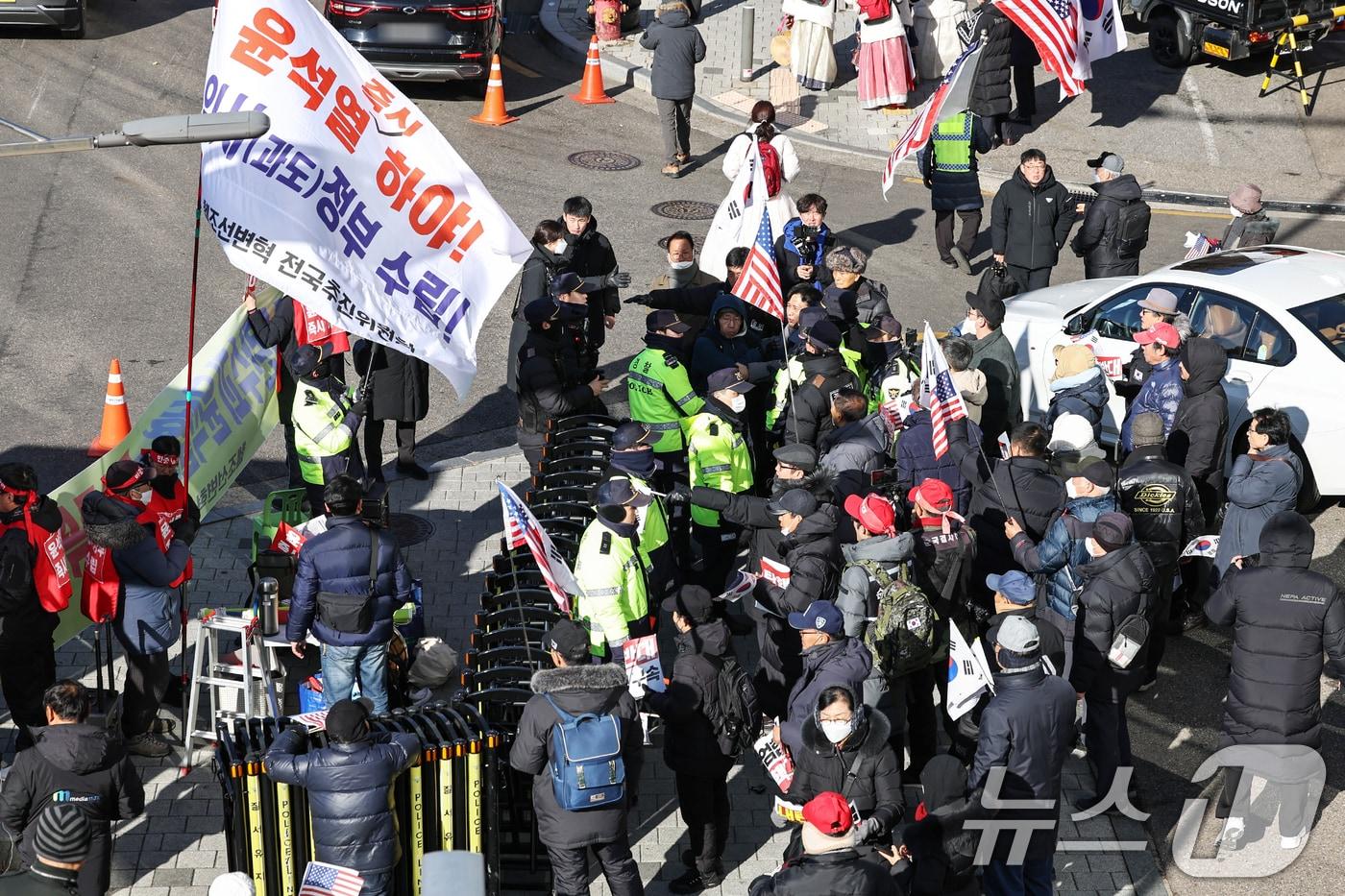 헌정사상 처음으로 현직 대통령에 대한 체포영장이 발부된 가운데 31일 오전 서울 용산구 한남동 대통령 관저 인근에서 보수단체와 진보단체가 윤석열 대통령에 대한 법원의 체포영장 발부 관련 맞불집회를 하고 있다. 2024.12.31/뉴스1 ⓒ News1 민경석 기자