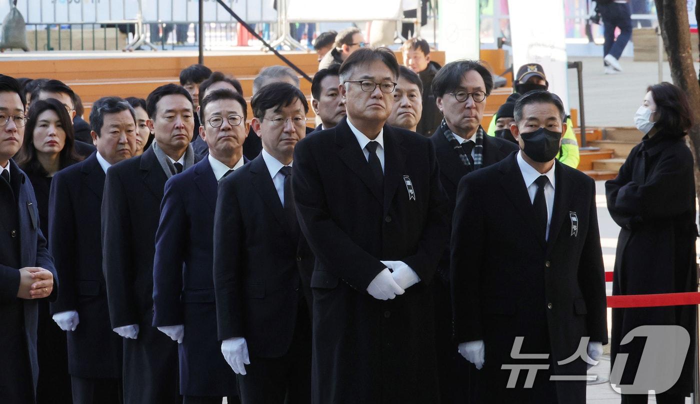 정진석 대통령 비서실장을 비롯한 대통령실 관계자들이 31일 오전 서울시청 본관 앞에 마련된 제주항공 여객기 희생자 합동분향소를 찾아 헌화를 하기 위해 이동하고 있다. &#40;공동취재&#41; 2024.12.31/뉴스1 ⓒ News1 이동해 기자