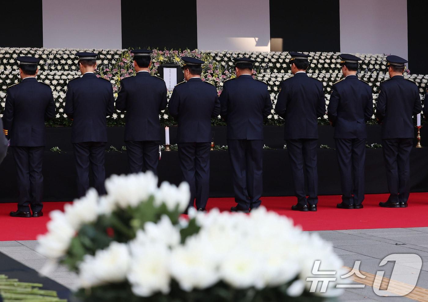 31일 오전 서울시청 본관 앞에 마련된 제주항공 여객기 희생자 합동분향소를 찾은 경찰공무원들이 희생자들을 추모하고 있다. &#40;공동취재&#41; 2024.12.31/뉴스1 ⓒ News1 이동해 기자