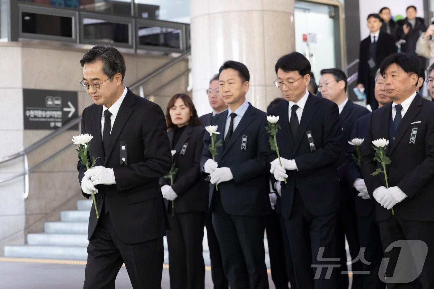 31일 오전 수원역에 설치된 제주항공 여객기사고 희생자 합동분향소에서 김동연 경기도지사가 헌화를 하고 있다.&#40;경기도 제&#41;