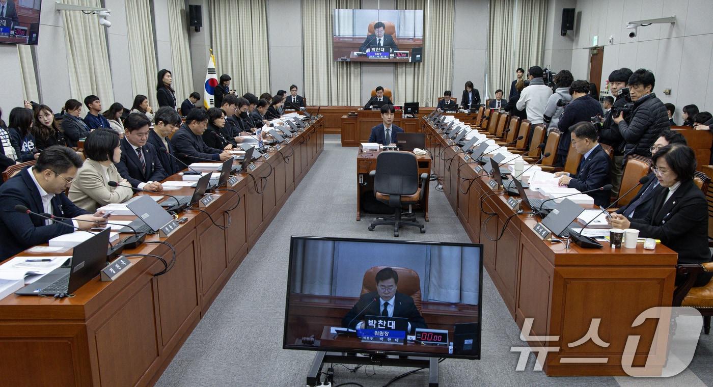 박찬대 국회 운영위원회 위원장이 12월 31일 오전 서울 여의도 국회에서 열린 운영위원회 제3차 회의를 주재하고 있다. 이날 국민의힘은 회의에 불참했다. 2024.12.31/뉴스1 ⓒ News1 이재명 기자