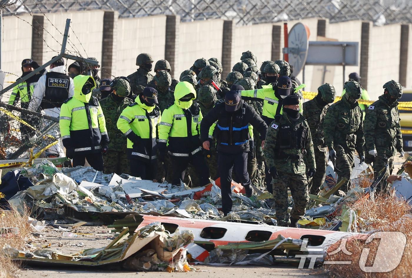 31일 오전 전남 무안국제공항 제주항공 여객기 참사 현장에서 경찰들과 군 관계자들이 수색 작업을 하고 있다. 2024.12.30/뉴스1 ⓒ News1 김민지 기자