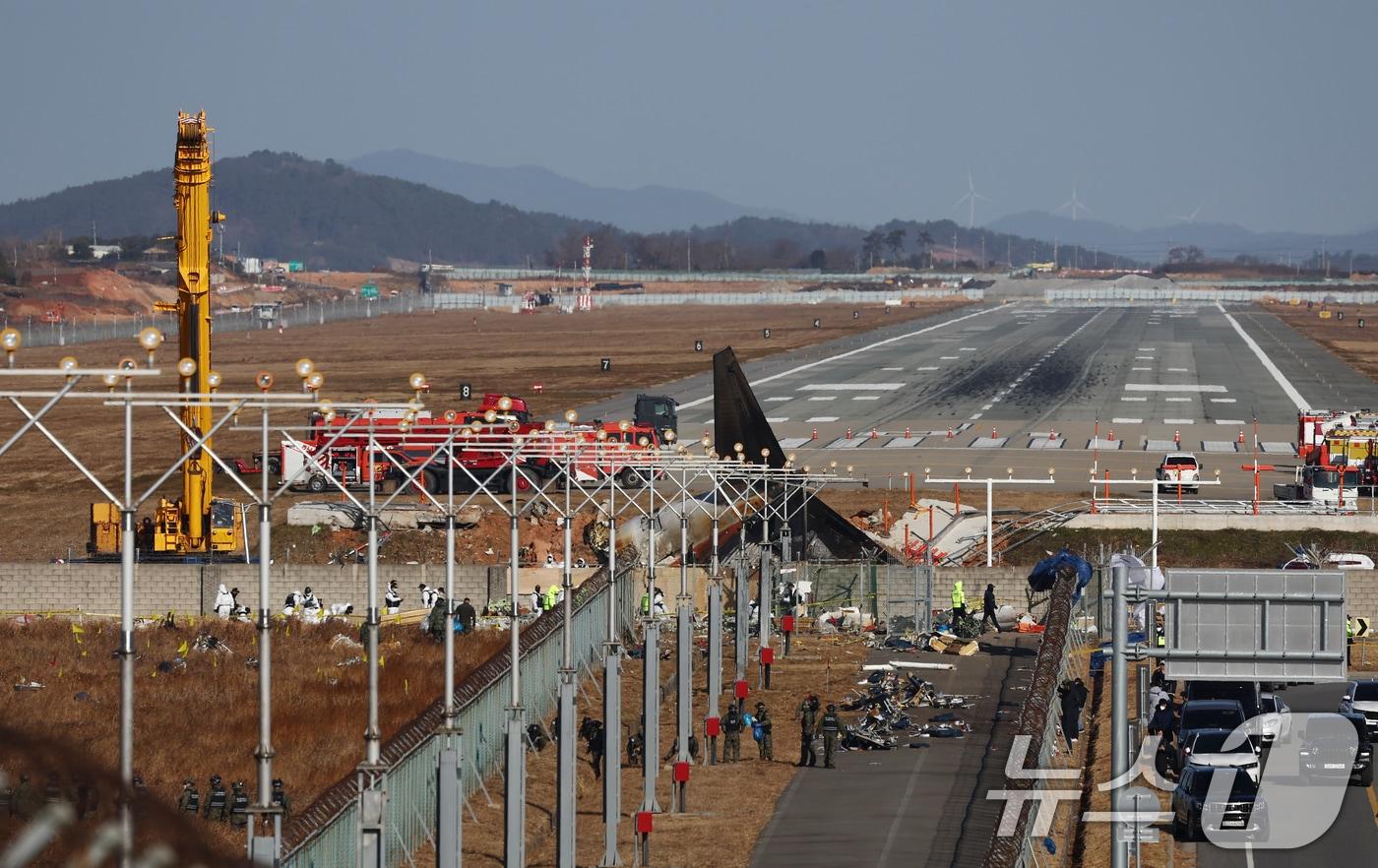 31일 오전 전남 무안국제공항 제주항공 여객기 참사 현장에 사고 여객기와 충돌로 부서진 방위각 시설&#40;로컬라이저&#41;, 대형크레인 등이 보이고 있다. 2024.12.31/뉴스1 ⓒ News1 김민지 기자