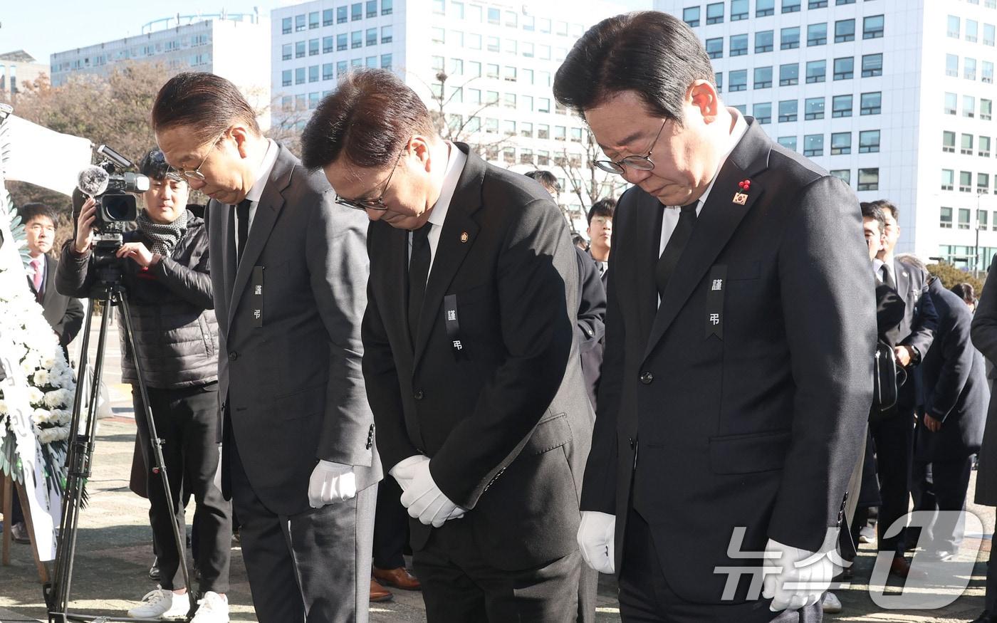 우원식 국회의장과 권영세 국민의힘 비상대책위원장, 이재명 더불어민주당 대표가 31일 오후 서울 여의도 국회에 마련된 제주항공 사고 희생자 분향소에서 헌화와 분향한 뒤 묵념하고 있다. &#40;공동취재&#41;2024.12.31/뉴스1 ⓒ News1 이광호 기자