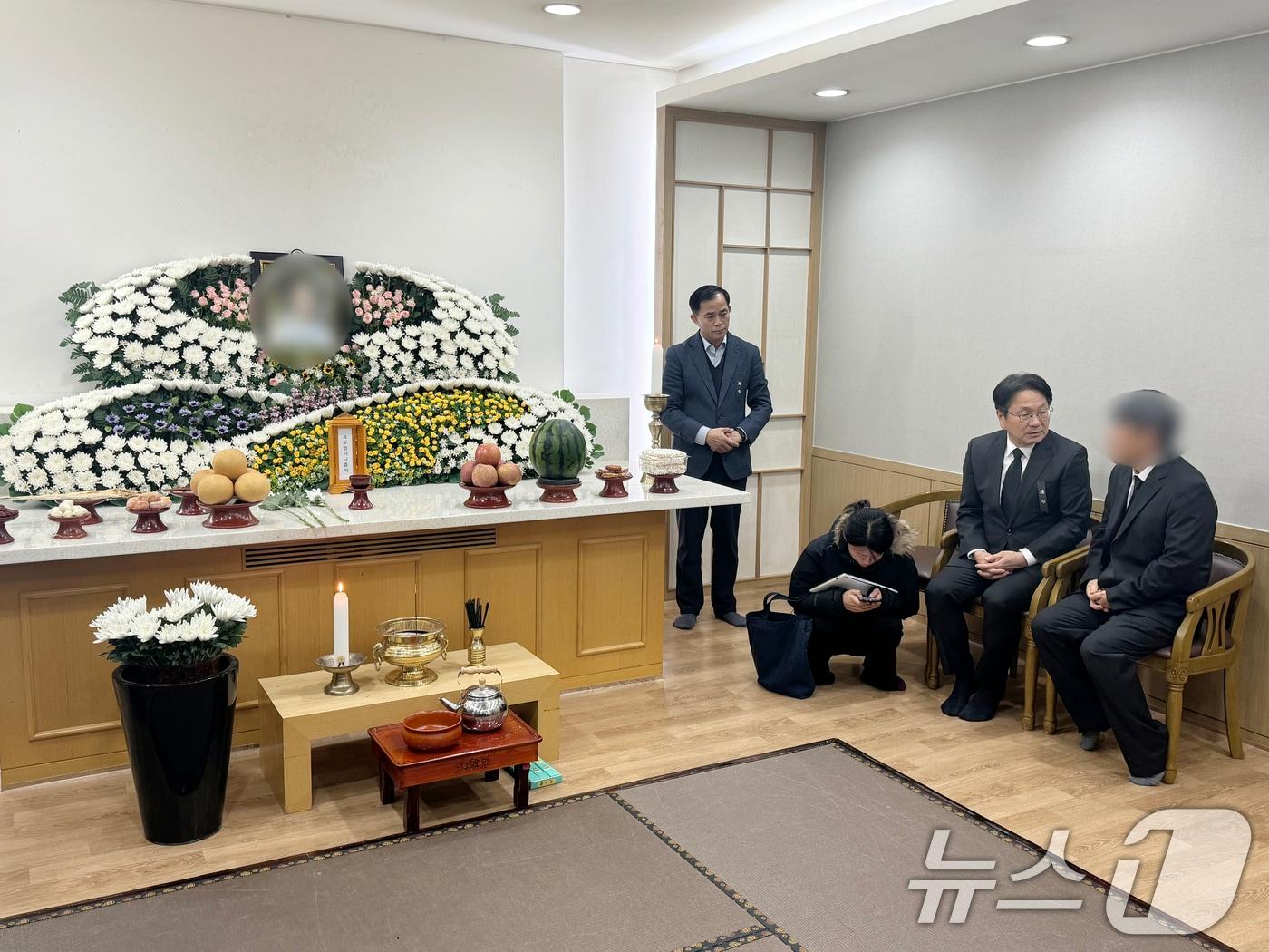 강기정 광주시장이 31일 무안 제주항공 여객기 참사 태국 국적 희생자의 빈소를 찾아 조문을 하고 있다. 2024.12.31/뉴스1 ⓒ News1 이승현 기자