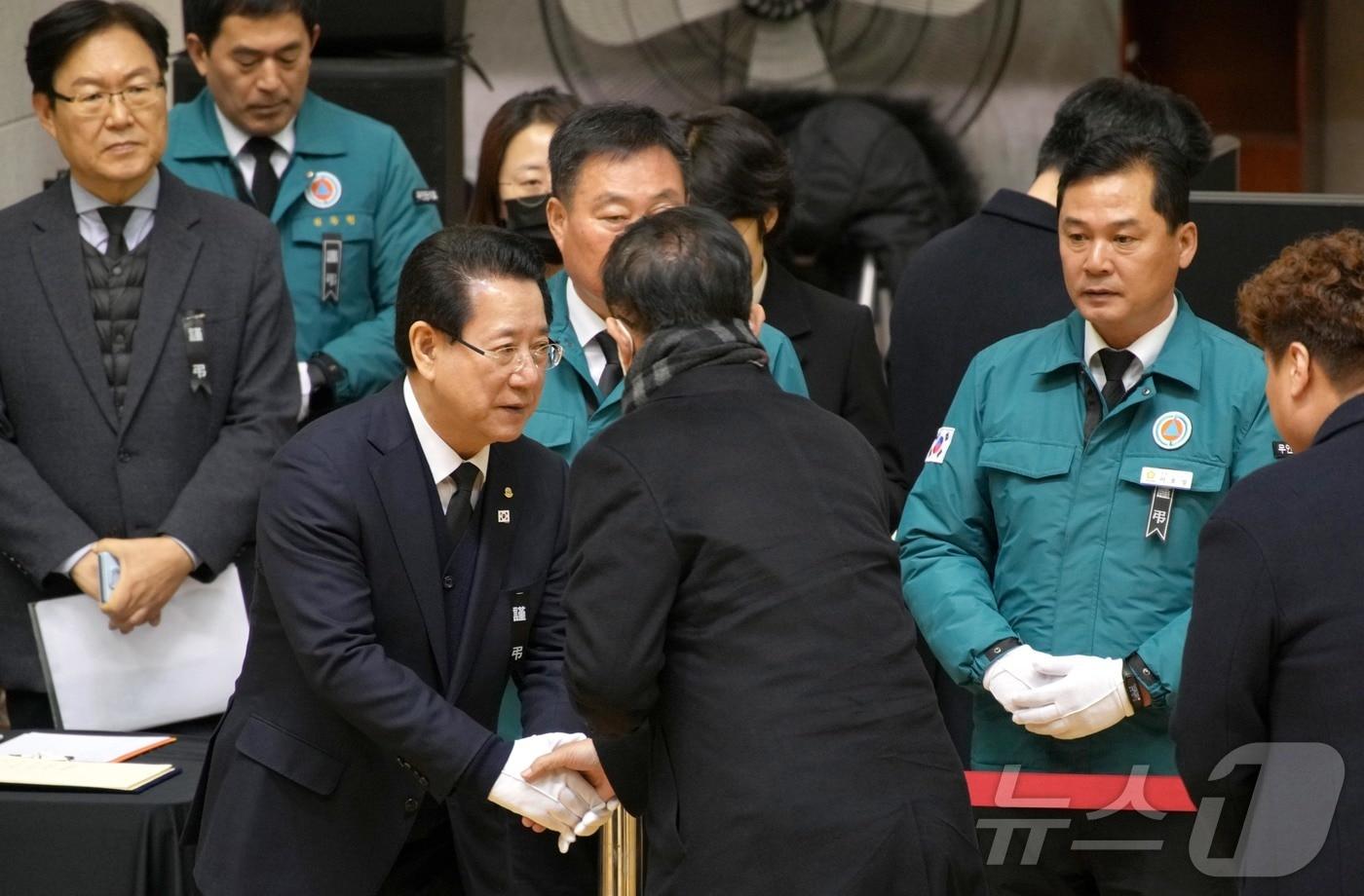 김영록 전라남도지사가 31일 무안스포츠파크에 마련된 제주항공 여객기 추락사고 희생자 합동분향소에서 희생자들를 애도하기 위해 찾아온 조문객들을 맞이하고 있다.&#40;전남도 제공&#41; 2024.12.31/뉴스1 