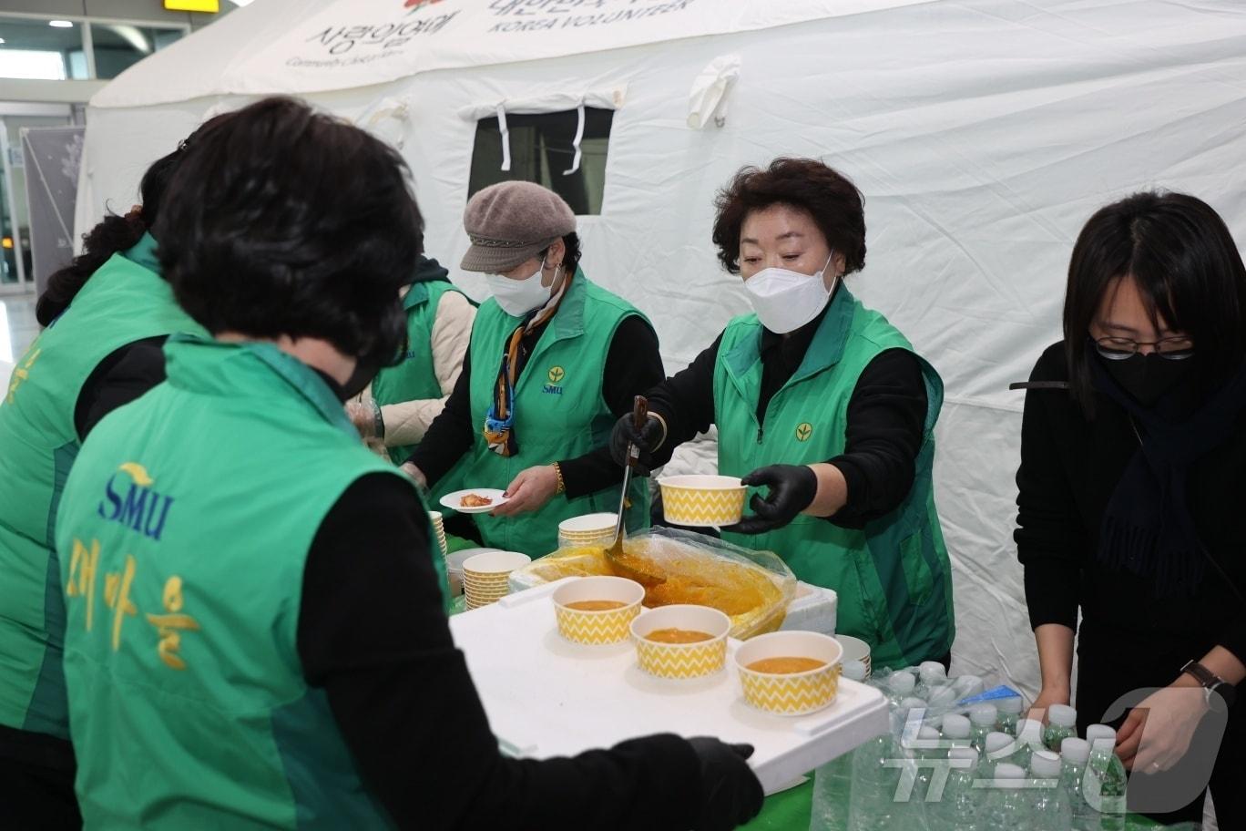 무안국제공항에서 무안군 자원봉사자들이 유가족과 관계자들을 위한 식사를 준비하고 있다. &#40;무안군 제공&#41;/뉴스1 