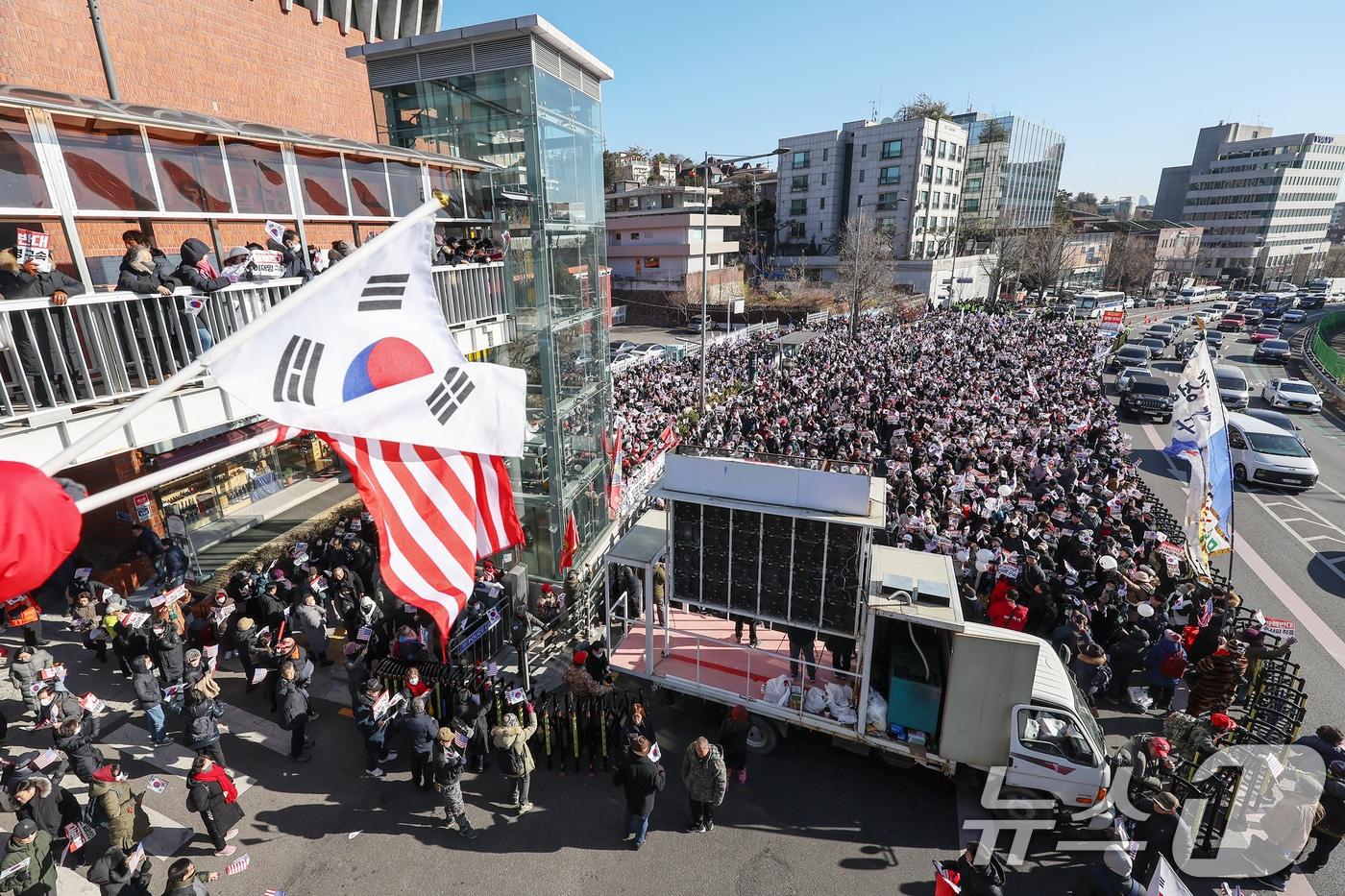 헌정사상 처음으로 현직 대통령에 대한 체포영장이 발부된 31일 오후 서울 용산구 한남동 대통령 관저 인근에서 윤석열 대통령 지지자들이 윤 대통령에 대한 법원의 체포영장 발부 규탄 집회를 하고 있다. 2024.12.31/뉴스1 ⓒ News1 민경석 기자