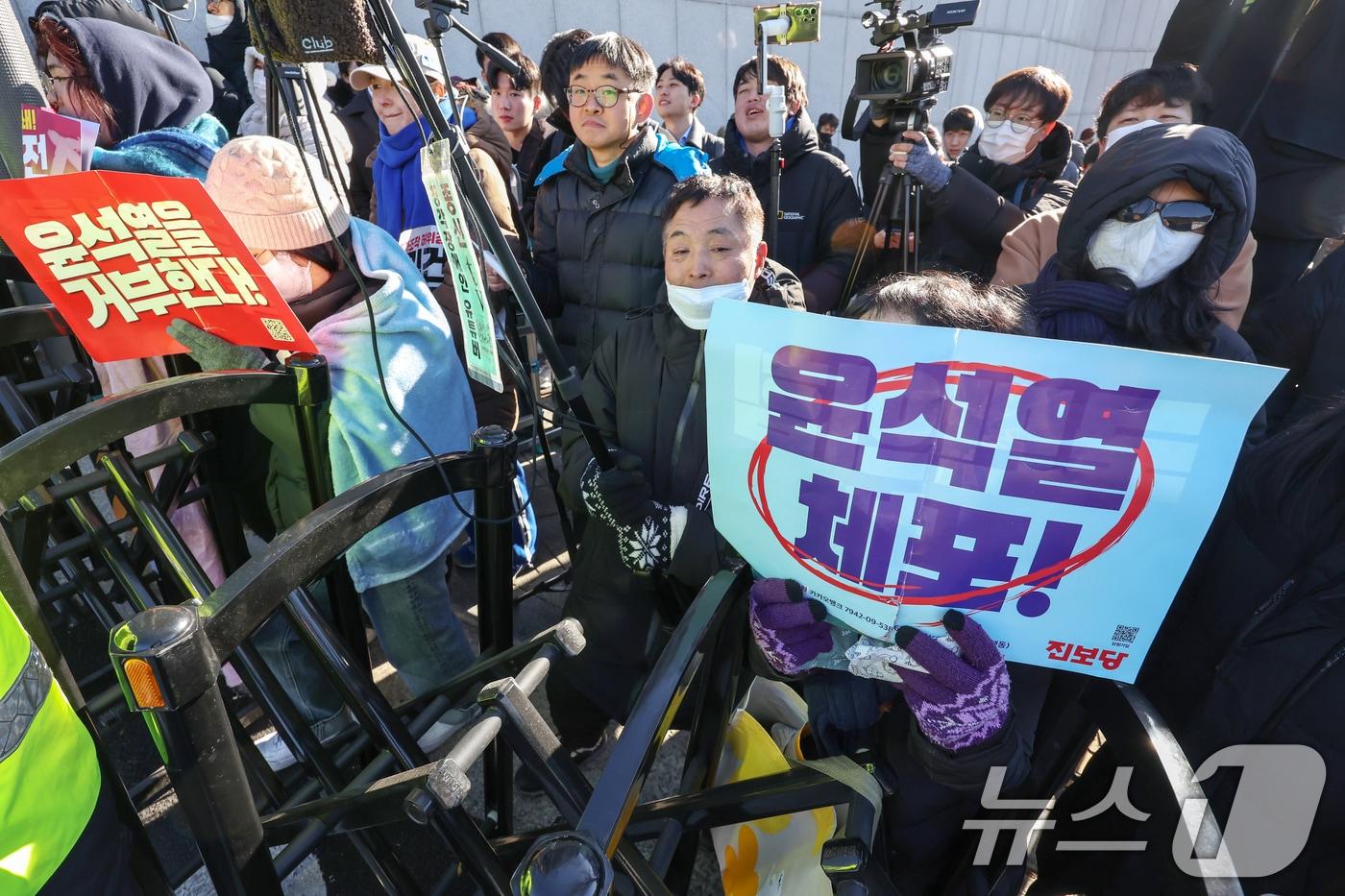 헌정사상 처음으로 현직 대통령에 대한 체포영장이 발부된 31일 오후 서울 용산구 한남동 대통령 관저 인근에서 진보단체 관계자들이 윤석열 대통령에 대한 법원의 체포영장 발부 환영 집회를 하고 있다. 2024.12.31/뉴스1 ⓒ News1 민경석 기자