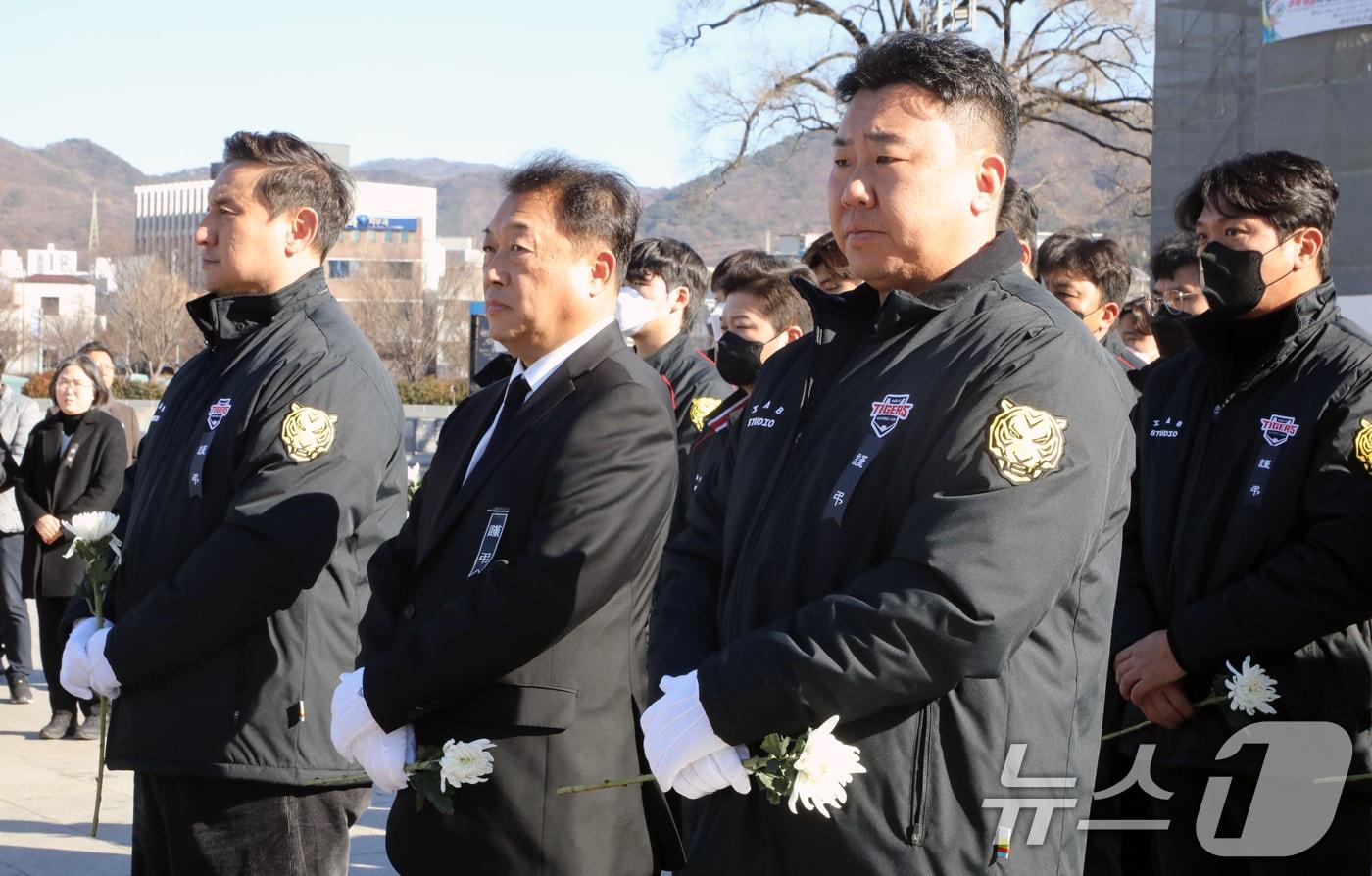 무안 제주항공 참사 사흘째인 31일 광주 동구 5·18민주광장에 마련된 합동 분향소에서 최준영 KIA타이거즈 대표이사&#40;가운데&#41;와 심재학 단장&#40;왼쪽&#41;, 이범호 감독&#40;오른쪽&#41; 등이 헌화를 위해 기다리고 있다. 2024.12.31/뉴스1 ⓒ News1 이수민 기자