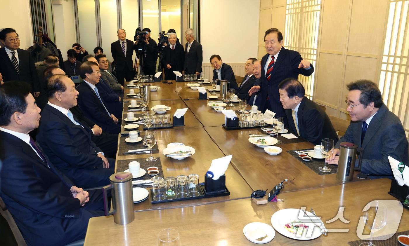 정대철 대한민국헌정회 회장이 31일 서울 영등포구 여의도 한 식당에서 열린 전 국회의장·국무총리·정당 대표 초청 긴급 간담회에서 발언을 하고 있다. 2024.12.31/뉴스1 ⓒ News1 송원영 기자