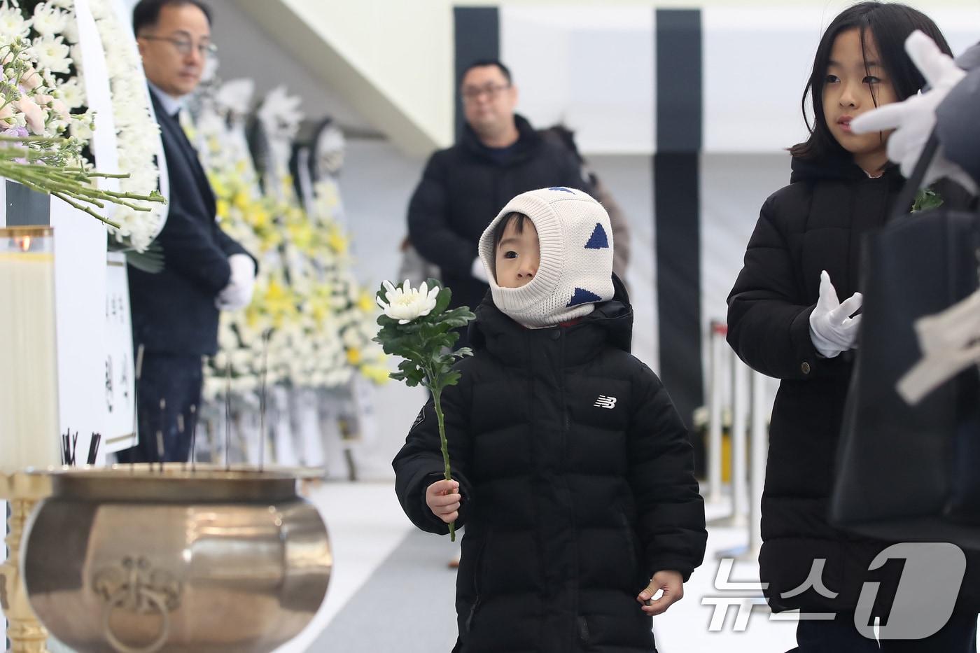 31일 오후 대구 달서구 두류공원 안병근올림픽기념유도관에 마련된 &#39;제주항공 여객기 사고 희생자 합동분향소&#39;를 찾은 어린이들이 희생자를 애도하는 헌화를 하고 있다. 2024.12.31/뉴스1 ⓒ News1 공정식 기자