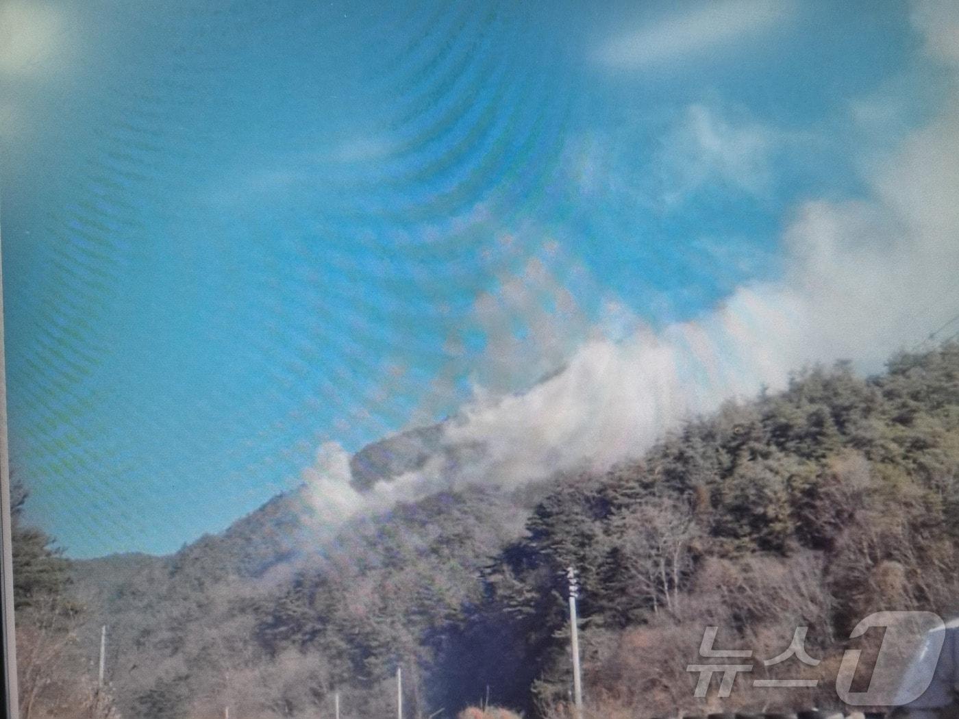 31일 오후 2시15분쯤 대구 군위군 삼국유사면 화북리 일대 야산에서 불이 나 산림 당국이 헬기 7대를 투입해 진화 중이다.&#40;산림청 제공&#41;