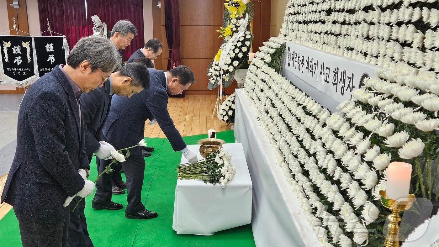 신경호 강원도교육감이 31일 오전 도청 별관 4층 대회의실에 마련된 합동분향소를 찾아 제주항공 여객기 참사 희생자들을 추모하고 있다.2024.12.31 한귀섭 기자